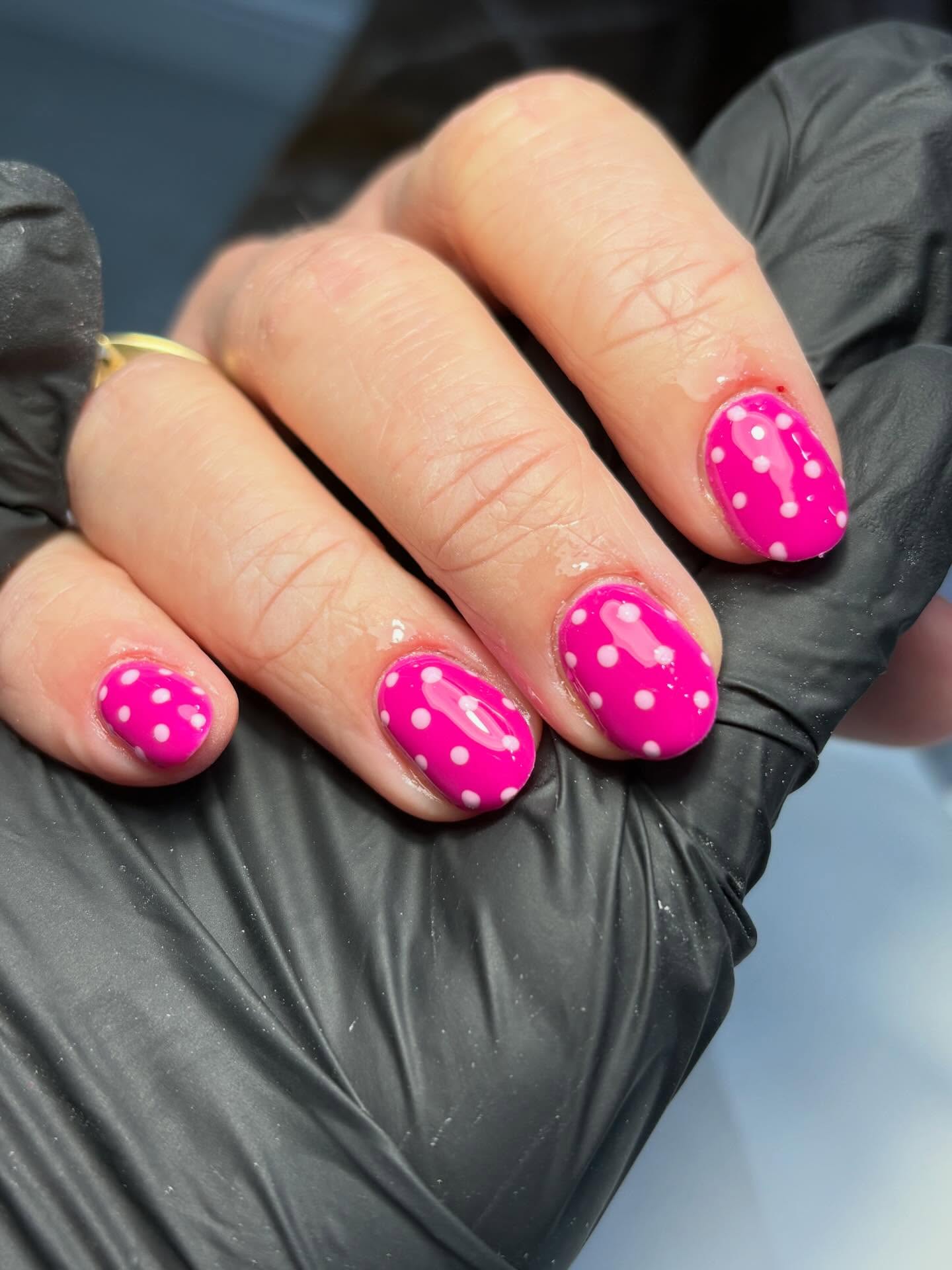 Happy Valentine’s Day 🩷🤍
#valentinesnails #biab #buildergel #jadedbeautystamford #polkadot