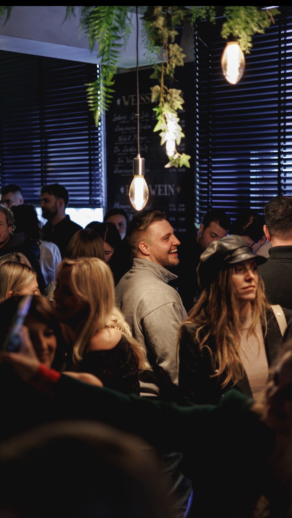 ✨ Ein kleiner Rückblick auf Silvester im Ludwigs
Was für ein Start ins neue Jahr! Danke an alle, die mit uns gefeiert haben – ihr habt diesen Tag unvergesslich gemacht.
Im Ludwigs bringen wir bei besonderen Anlässen Menschen zusammen – mit Musik, Atmosphäre und echtem Genuss. Und das bleibt auch 2026 so!
🎉 Freut euch auf viele weitere Events – allen voran:
unsere große Jubiläumsfeier am 21. März.
Und wenn ihr selbst etwas zu feiern habt – Geburtstag, Hochzeit oder einfach das Leben:
Feiert bei uns.
Wir freuen uns auf euch!