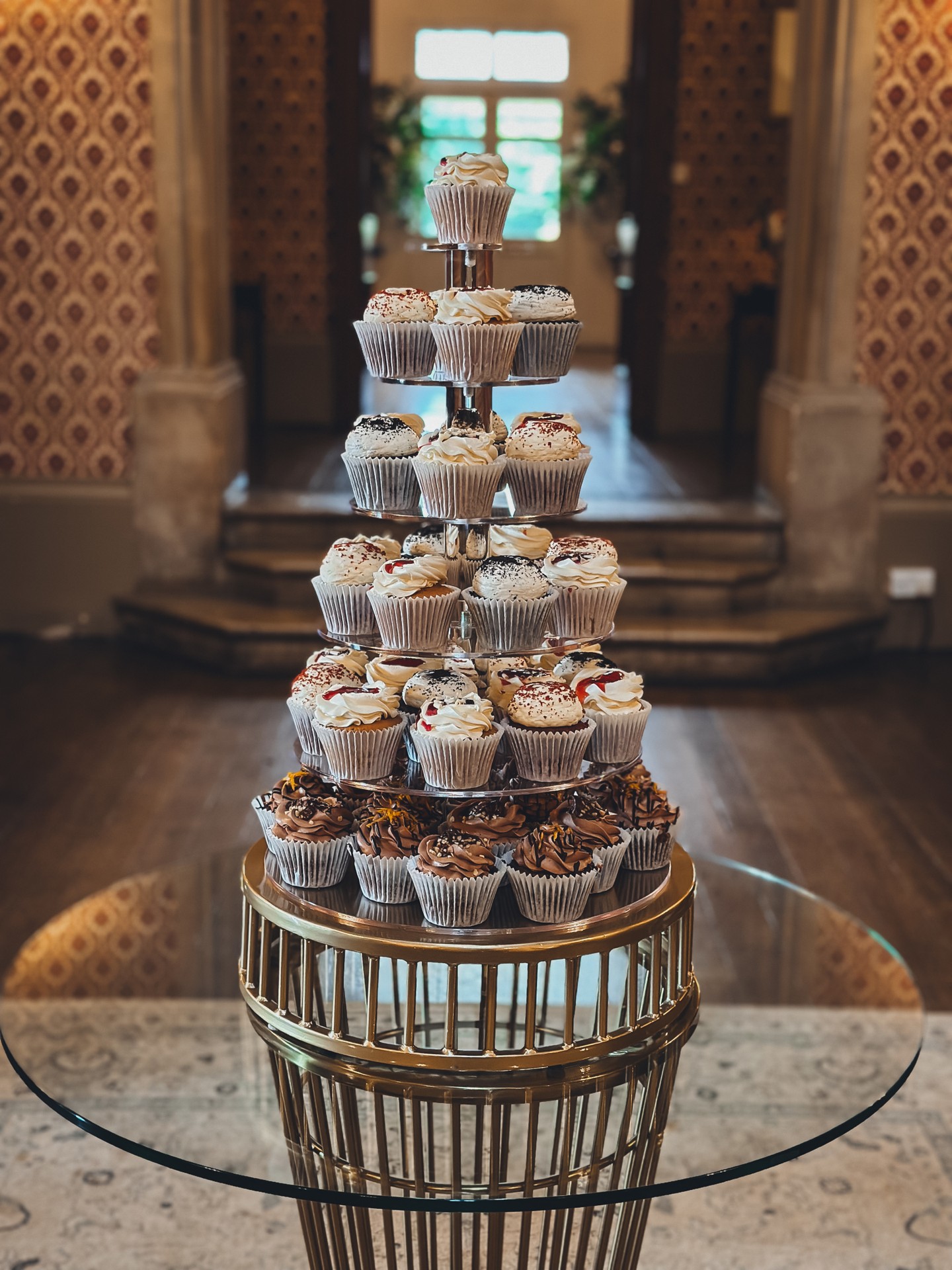 Not every couple wants a traditional tiered cake.
Some want impact. 🤍✨
A full cupcake tower displayed in the centre of the room creates height, drama and choice for your guests. No cutting queue. No compromise on flavour. Just beautifully finished individual cakes styled to perfection. 🧁
This design works perfectly for larger weddings or couples who want variety while keeping the aesthetic refined and cohesive.
It photographs beautifully.
It serves effortlessly.
It feels modern yet timeless.
If you are planning your wedding and exploring alternatives to a traditional tiered cake, this could be the perfect option for you.
View the wedding portfolio here:
https://www.kimberlyjaynecakedesign.co.uk/portfolio
Enquire via the website to check availability 🤍
#LuxuryWeddingCake #WeddingCupcakes #CupcakeTower #ElegantWeddingDessert #WeddingCakeAlternative