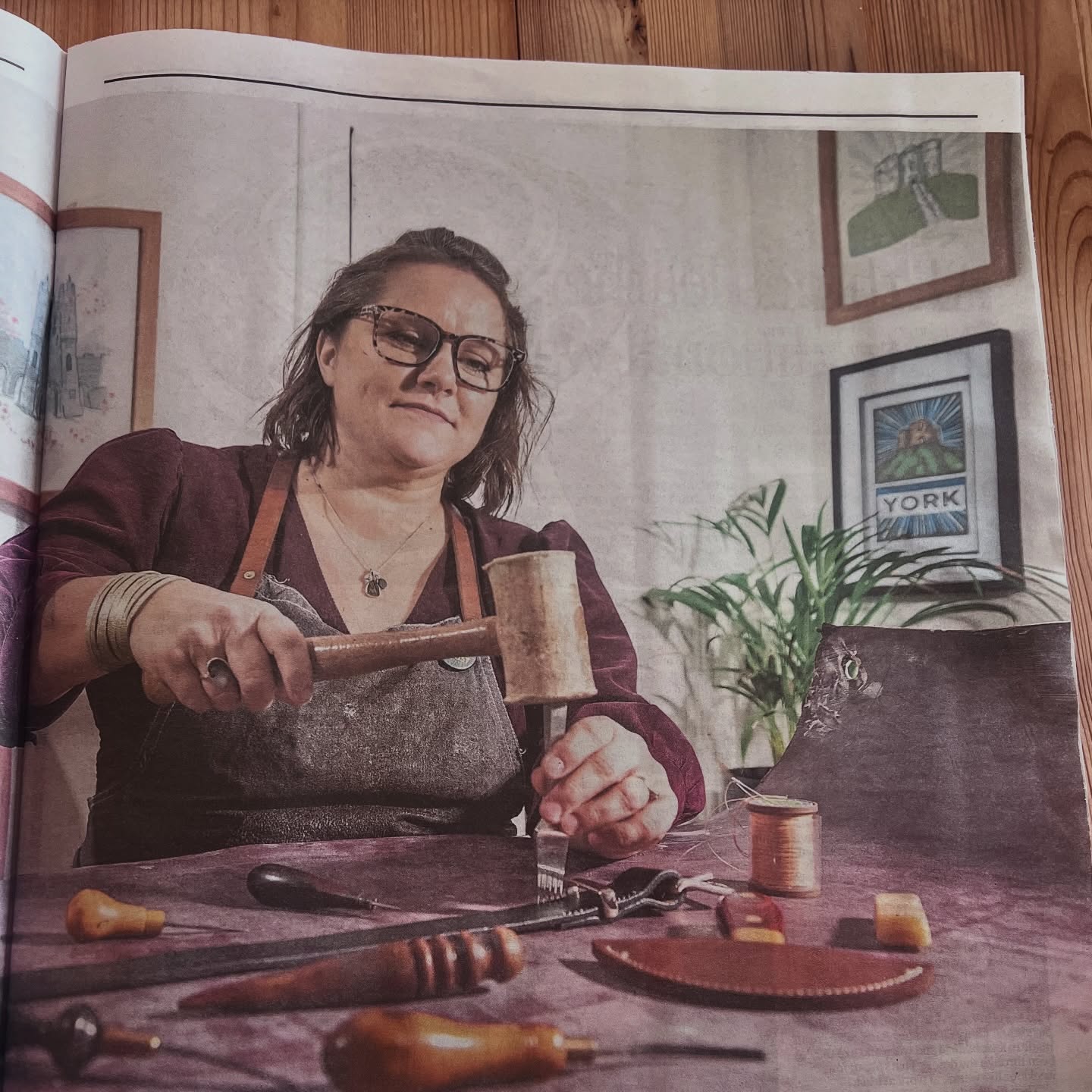 Woah what a crazy week since the @theyorkshirepost magazine came out!! It’s actually felt like 2 weeks. 😊Thank you to everyone who has been in touch since the feature came out also thank you to the staff at @theypmagazine
I’m burning the midnight oil to get the orders, commissions and restorations done before the new workshop fun begins. 👏 #letthemudbegin #leatherworker #yorkshireleather #yorkshireartisan Big shout out to @marcolooks for my favourite York art ❤️