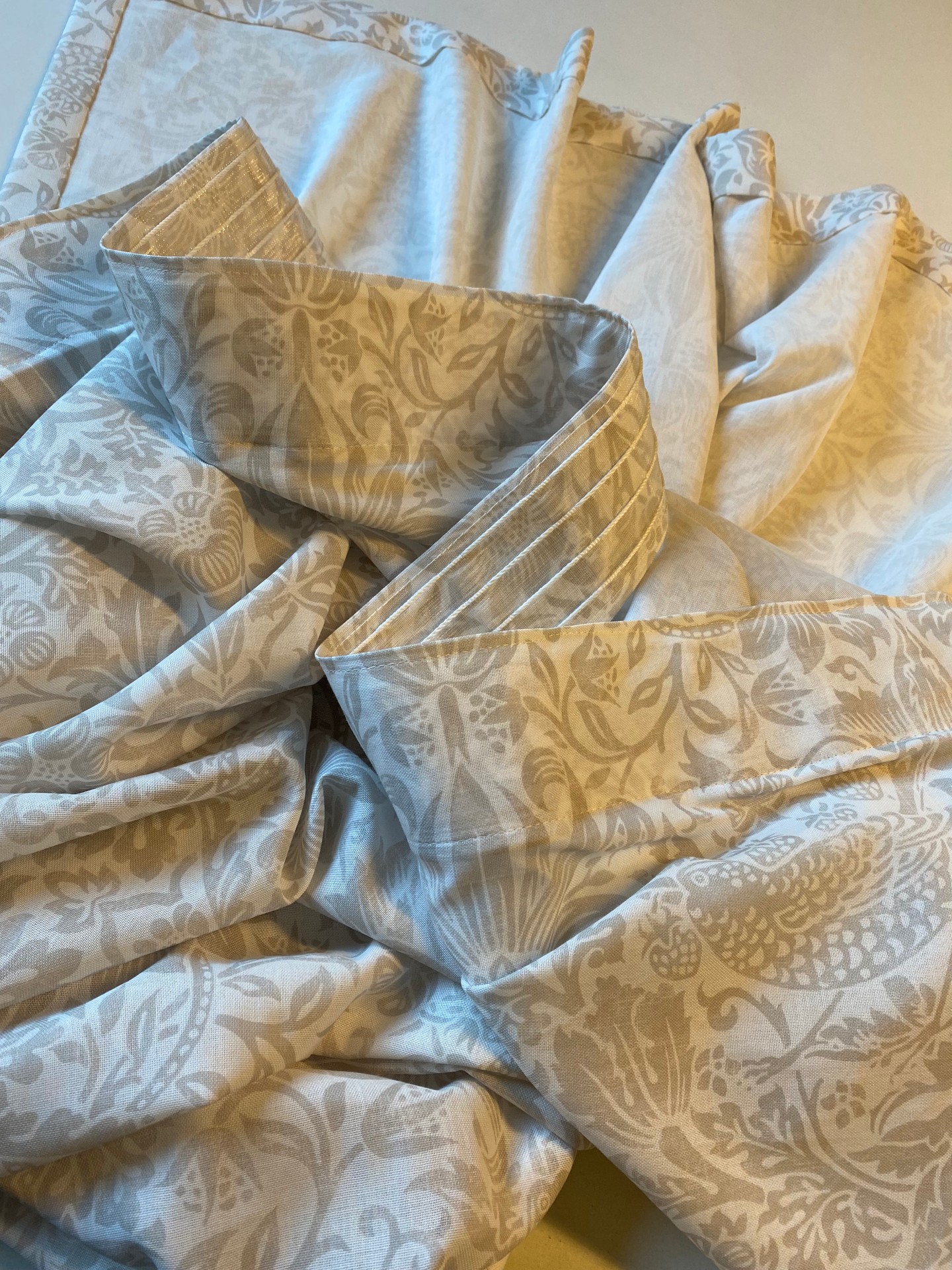 • Patterned Sheers •
Sheers don't have to be plain or textured. Here, we're working with a classic William Morris Strawberry Thief design printed on a lovely cotton base, in Linen colourway. Prefect for modern or period home interiors.
#williammorrisstrawberrytheif #straberrythiefsheer #sheercurtains #bristolcurtainmaker