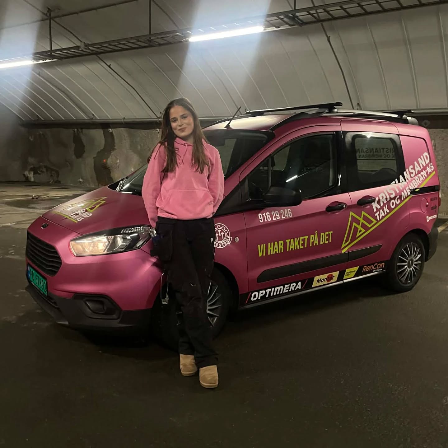 Lærlingen vår Ayana ønsket seg rosa bil🎀 Det fikset vi (med hjelp fra Aksell)😊 Tur og kjør!