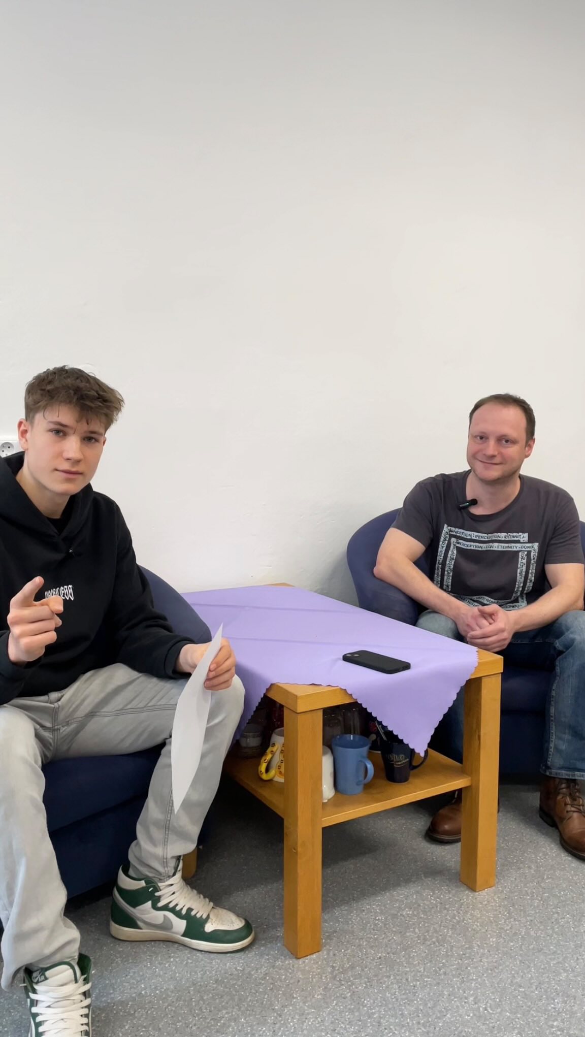 Kdyby se rozdávaly ceny za sympatie, tento muž by všechny na plné čáře porazil. Naštěstí s nikým nesoupeří a svou radost rozdává na naší škole dennodenně. Dovolte Matyášovi z EL3 představit vám našeho milého pana učitele odborných předmětů, pana Martina Przybylu!👨🏼🏭