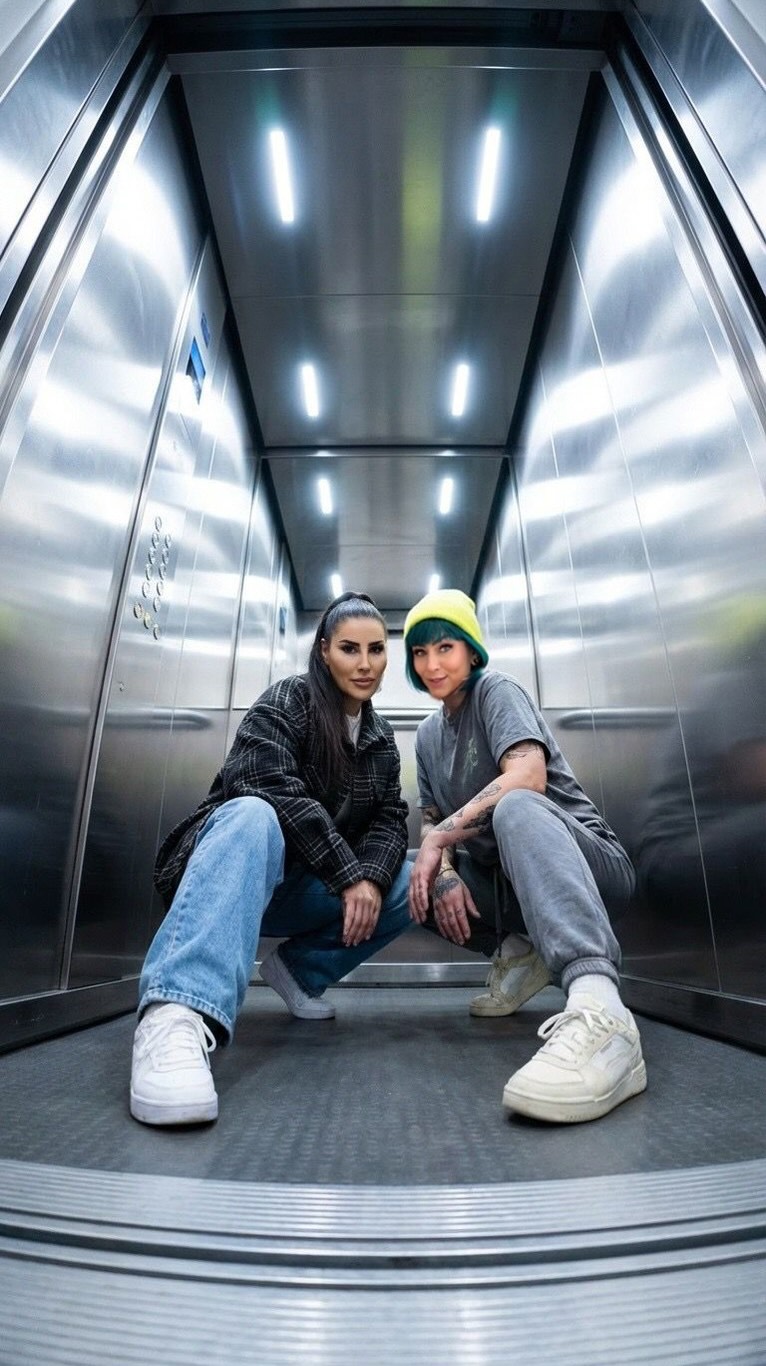 Senna Gammour ist live mit dabei ✨
Sie spricht ehrlich aus, wie wir wirklich sind - ungeschönt, selbstironisch und immer mit einem Augenzwinkern.
Und ja… sie bestellt definitiv schneller, als ich sortieren kann. 😆
Am 21.02. in Berlin steht sie mit mir auf der Bühne, nicht weil sie ein Problem hat - sondern weil sie das ausspricht, was wir alle denken.
Ich freu mich riesig auf diesen Abend mit dir, Senna. Und auf euch, Berlin. 🤍
Sichert euch jetzt schnell die letzten Tickets 🎟️
#sennagammour #isabellafranke #schrankgeflüster