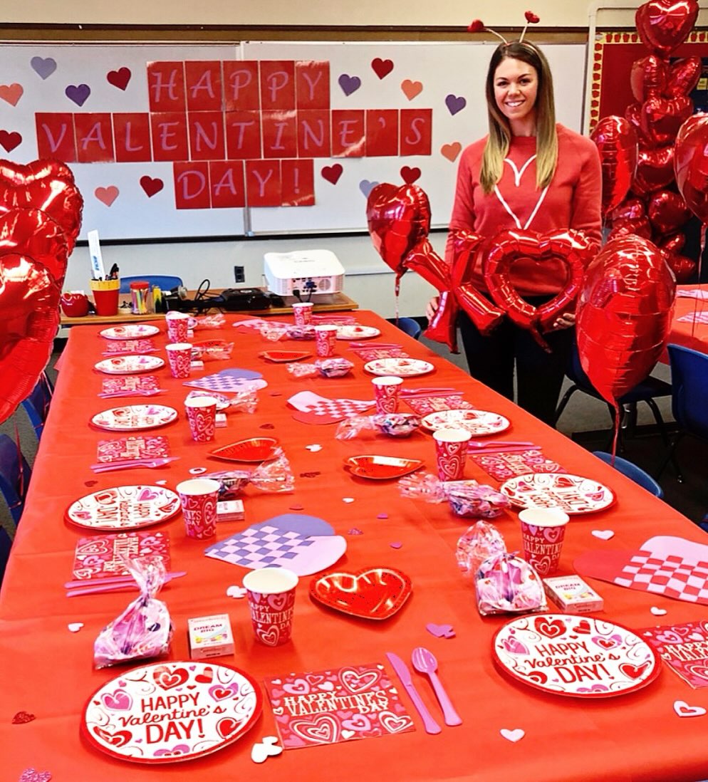 🩷When I’m not busy linking all of you up⚡️or when I’m not traveling for events ✈️, I’m at school being a KINDERGARTEN teacher!🥰 This is my 13th year teaching elementary school🍎✏️, and I *love* celebrating Valentine’s Day with my littles☺️❣️
