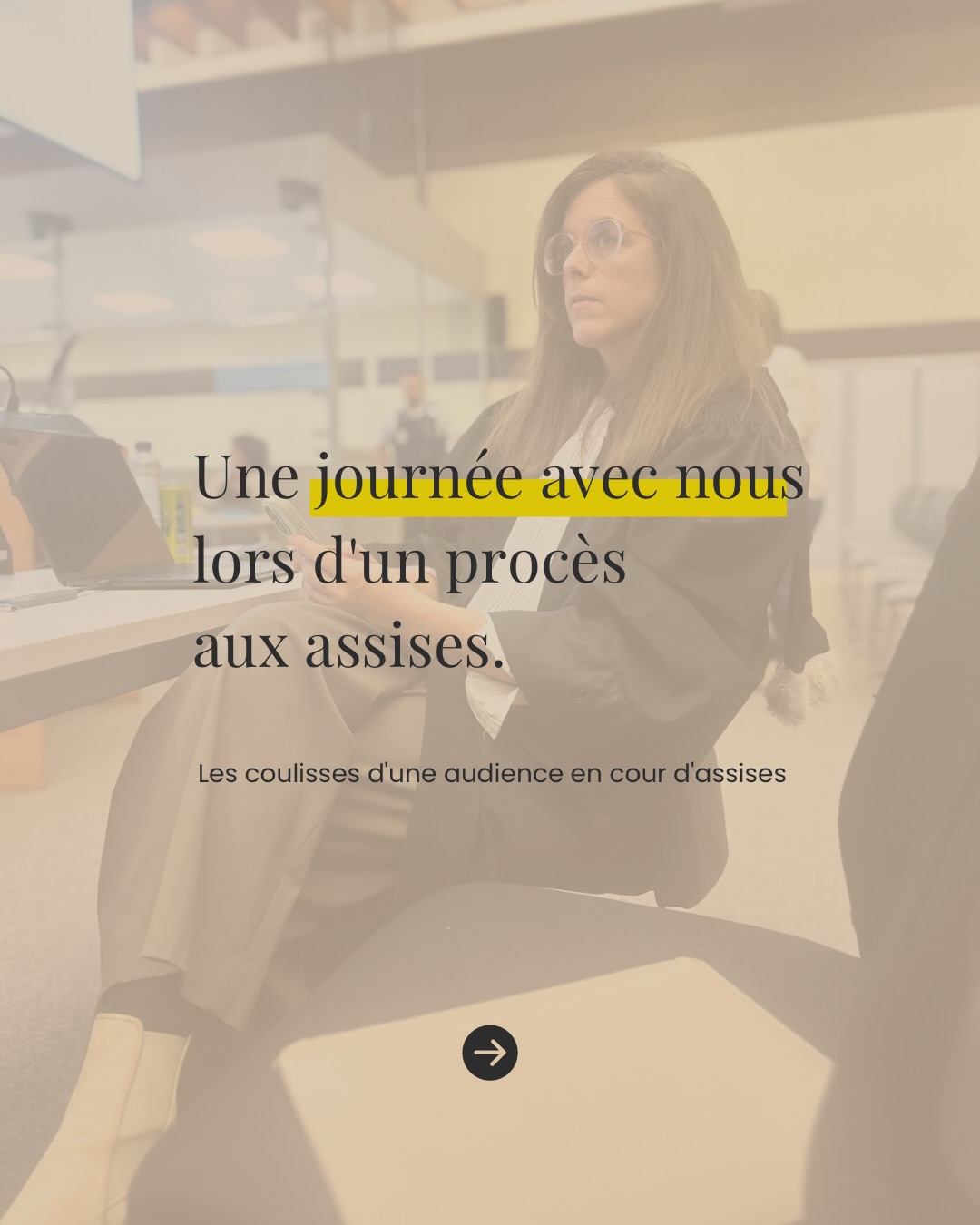 On ne va pas vous mentir : une journée aux assises, ce n’est pas ce que vous voyez dans les séries.
Ce sont des heures de route pour rejoindre d’anciens bunkers de l’OTAN reconvertis en palais de justice.
Ce sont des kilomètres à pied dans des couloirs sans fenêtres.
C’est un décor glauque, des distributeurs automatiques en guise de cantine, et un local de pause qui n’a rien d’instagrammable.
Mais surtout, c’est une concentration absolue pendant des heures.
Des témoignages qu’il faut décortiquer, des questions qu’il faut poser au bon moment, une stratégie qu’il faut ajuster en temps réel.
Aux assises, la procédure est orale : tout se joue là, dans l’instant.
Entre 9h et 13h, puis de 14h jusqu’à la fin d’audience, on écoute, on analyse, on intervient.
Les pauses de 20 minutes servent surtout à aller voir la lumière du jour, parce qu’on n’a pas de fenêtres dans les salles.
Le métier d’avocat pénaliste en cour d’assises, c’est exigeant. C’est intense. Mais c’est aussi profondément humain.
Parce que derrière chaque dossier, il y a des vies, des enjeux, des personnes qui comptent sur nous pour défendre leurs droits avec rigueur et humanité.
Alors sachez que si vous vivez une situation qui nécessite un accompagnement juridique en matière pénale, le cabinet peut vous conseiller.
Contactez-nous à v.taelman@taelmanavocat.com
#avocatpenaliste #courdassises #droitpenalbelge #defensepenale #vtaavocats