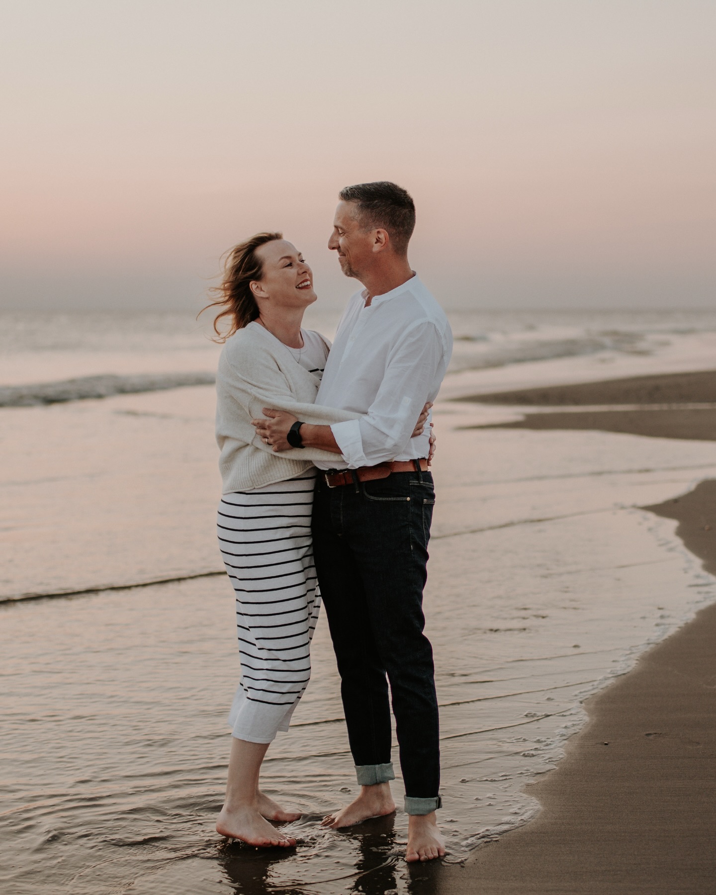 Diese lieben beiden durfte ich an ihrem Hochzeitstag fotografieren. 💍
Definitiv eines meiner Highlights in Dänemark.
Kleiner Tipp an die Männer: Schenkt euren Frauen gemeinsame Erinnerungen statt schönen Schmuck, diese sind für die meisten viel wertvoller 🫶🏼.
Der Großteil der Männer stellt nach einem Shooting sogar fest, dass es garnicht schlimm war und sogar Spaß gemacht hat😉
#strandshootingdänemark #dänemarkfotografie #dänemarkstrand #dänemarkshooting #fotografiedänemark