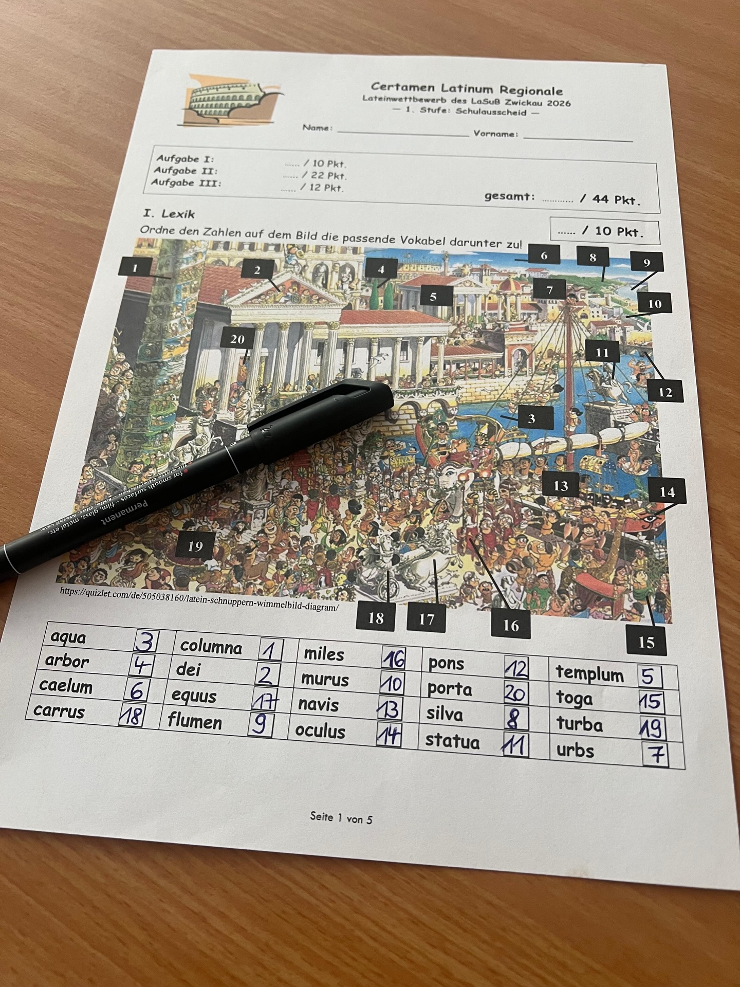 🏛️ Latein-Certamen der Klassenstufe 7 🏛️
Salvete! 📜🖋️
Unsere Siebtklässler und Siebtklässlerinnen stellten beim Lateinwettbewerb Certamen ihr Können unter Beweis. Gefragt waren Vokabelkenntnisse, Textverständnis, Grammatikwissen sowie Sachwissen rund um die römische Götterwelt. 💬📖⚡
Besonders erfolgreich waren Nathanael Sandmann, Lio Wunderlich und Adrian Heerwagen 🎉👏
Sie haben sich für die zweite Wettbewerbsstufe qualifiziert!
📍 Der nächste Wettbewerb findet am 16.03.2026 am Peter-Breuer-Gymnasium in Zwickau statt.
Wir gratulieren herzlich und drücken fest die Daumen für die nächste Runde! 🍀✨
#Latein #Certamen #Klassenstufe7 #LinguaLatina #Wettbewerb