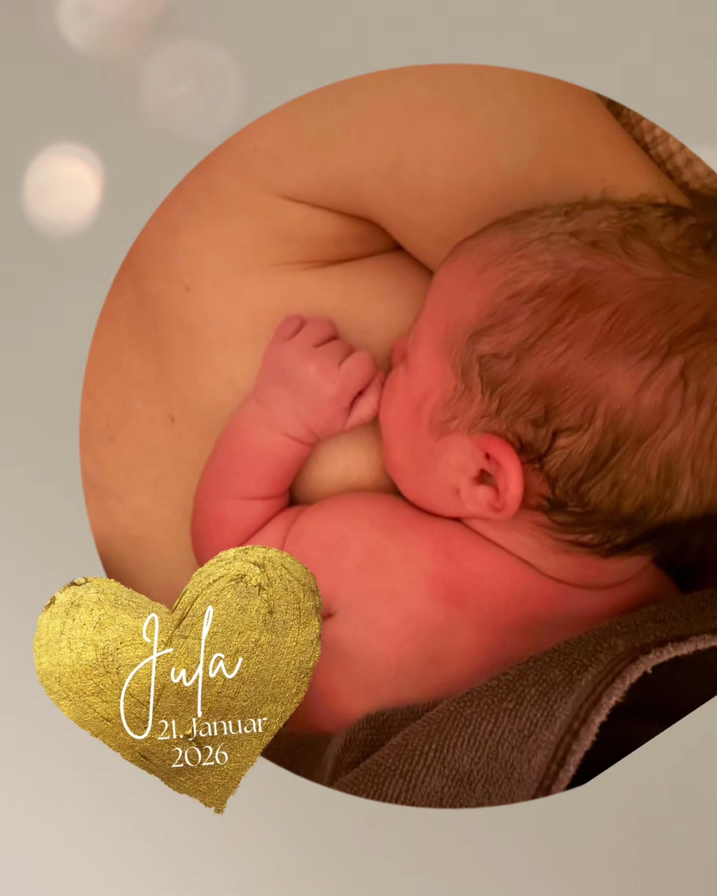 Liebe Jula!
Wie schön, dass du geboren bist!
Als die Wehen anfingen, vergingen gerade mal 2,5 Stunden bis du geboren wurdest!
Die Abende vorher spürte deine Mama immer wieder Wehen doch es blieb in den darauffolgenden Nächten ruhig:)
Am Nachmittag ist der Funkte dann übergesprungen und du hast dich in rasantem Tempo auf den Weg gemacht.
#außerklinischegeburt #wunder #löhne #familie #4