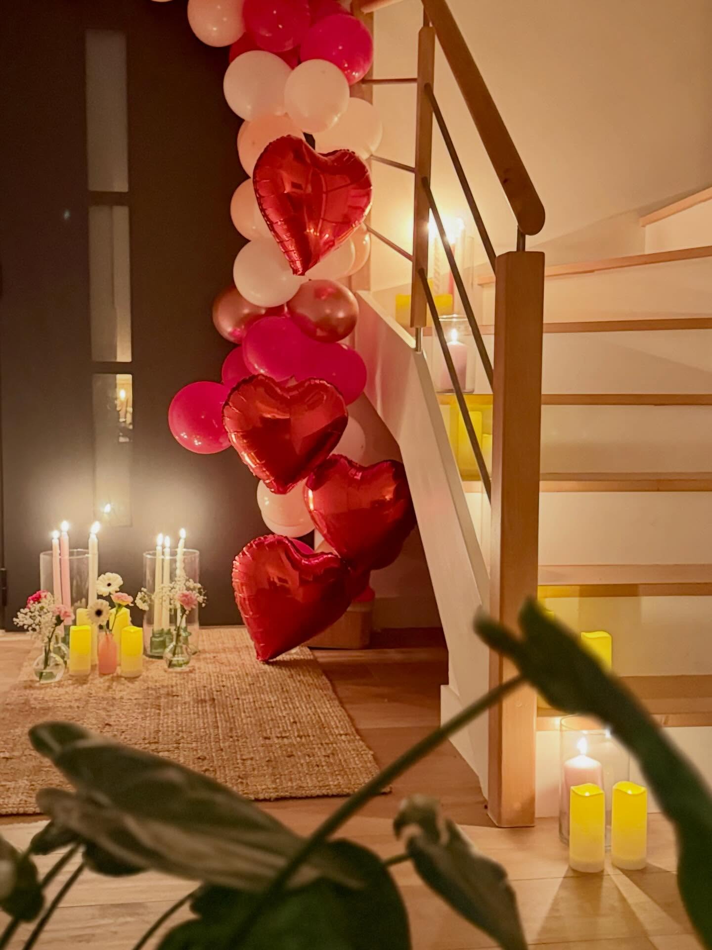 Un week-end sous le thème de l’Amour pour la Saint Valentin ♥️
Une arche de ballons pour accueillir l’être aimé, des bougies délicatement posées sur l’escalier et quelques fleurs pour sublimer ce 14 février.
#saintvalentin #decorationevenementielle #jalmaevent #valentinesday #decoration
