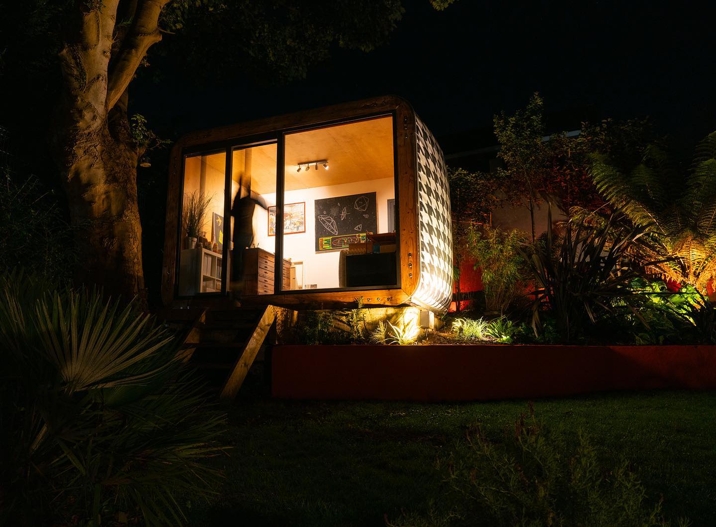 New lights in the garden 💥
.
.
#gardenlights #gardenoffice #midcenturymodern #midcentury