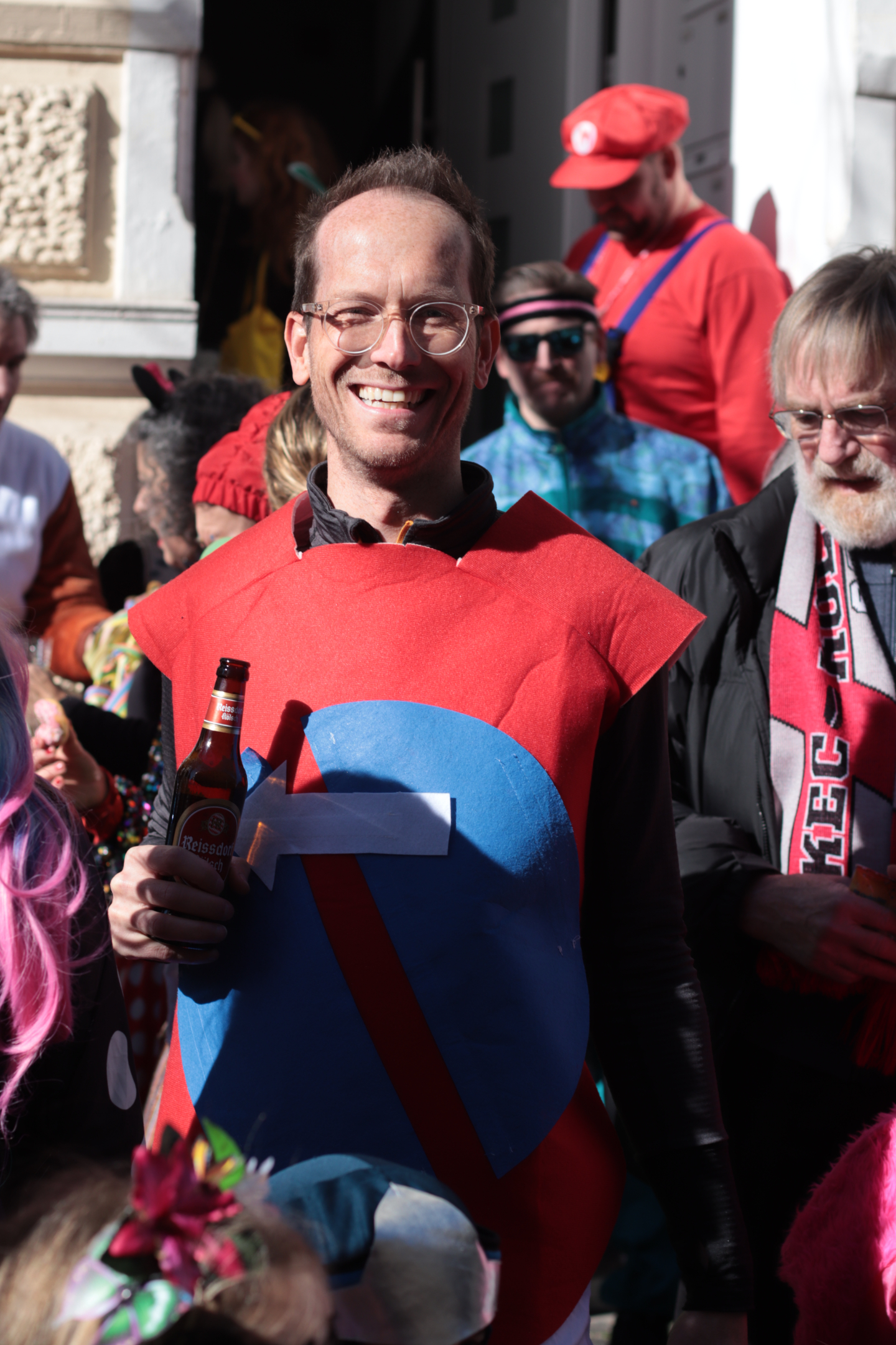 „Ein Zeichen setzen“ – aber bitte jeck! 🎭
Henrik kommt standesgemäß als Halteverbotsschild 😂🚫🅿️
Rosenmontag in Bonn – wir lieben’s! (Und ja: gestern haben wir’s schon krachen lassen 🎊)