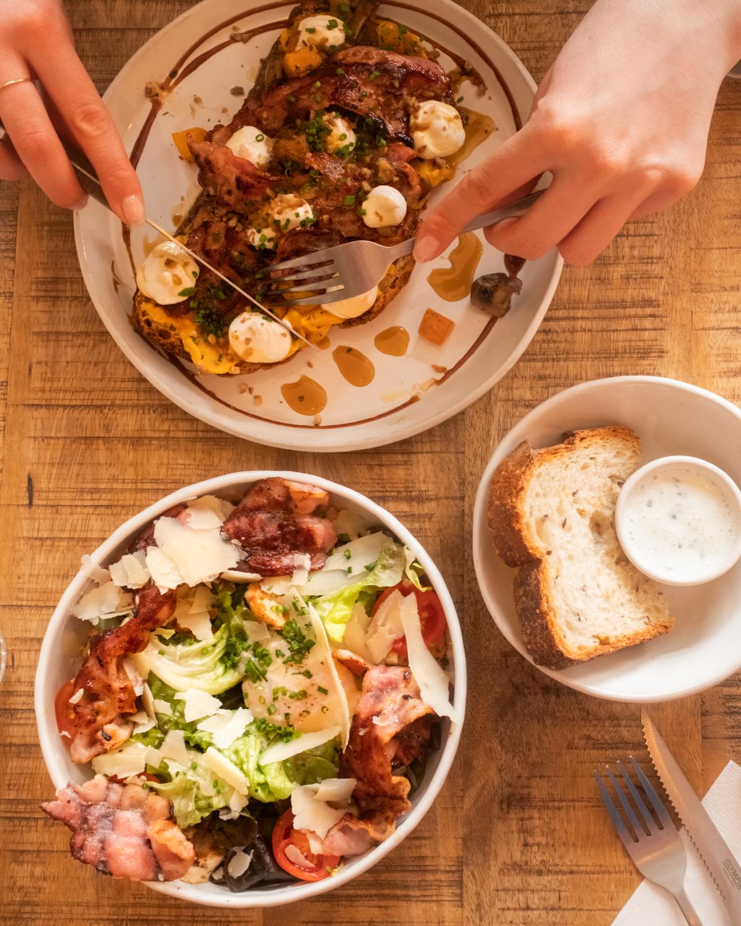 Envie d’une salade ? D’une tartine ?
De gaufres ? Ou juste d’un croissant ?
Guess what… on a tout ce qu’il te faut. 🍽️🥐
#lespetitesartisanes #brunch #lunchgeneve #coffeeshop #foodgeneva