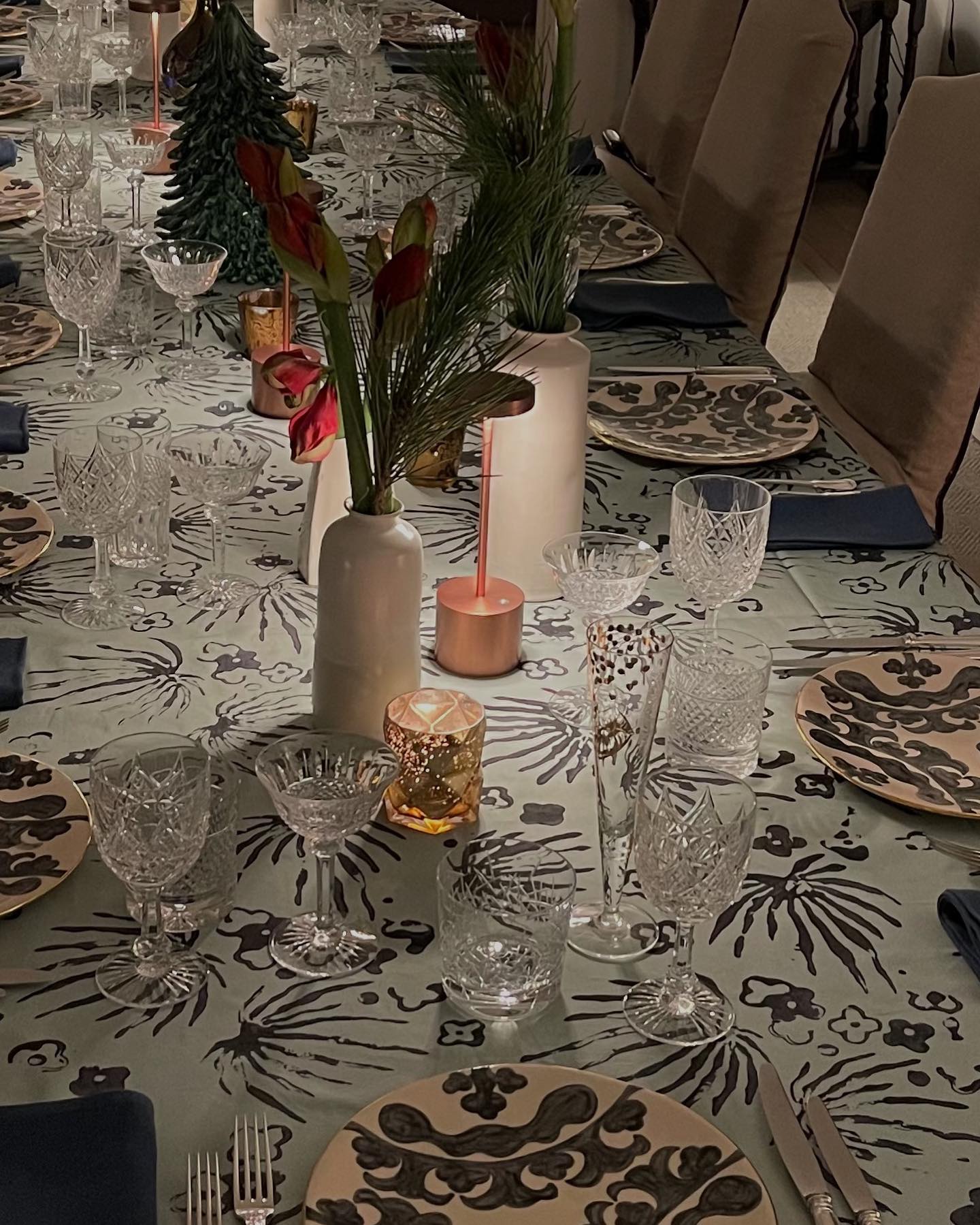 Wishing everyone a warm holiday season gathered around tables filled with love and gratitude🎄
ceramics by @anderswo.zurich #tablecloth #ceramics #holiday #season #love #gratitude #mywork #smallbusiness #madeinzurich #swissmade #textiledesign #craftsmanship #textiledesignstudio #barbarawagner