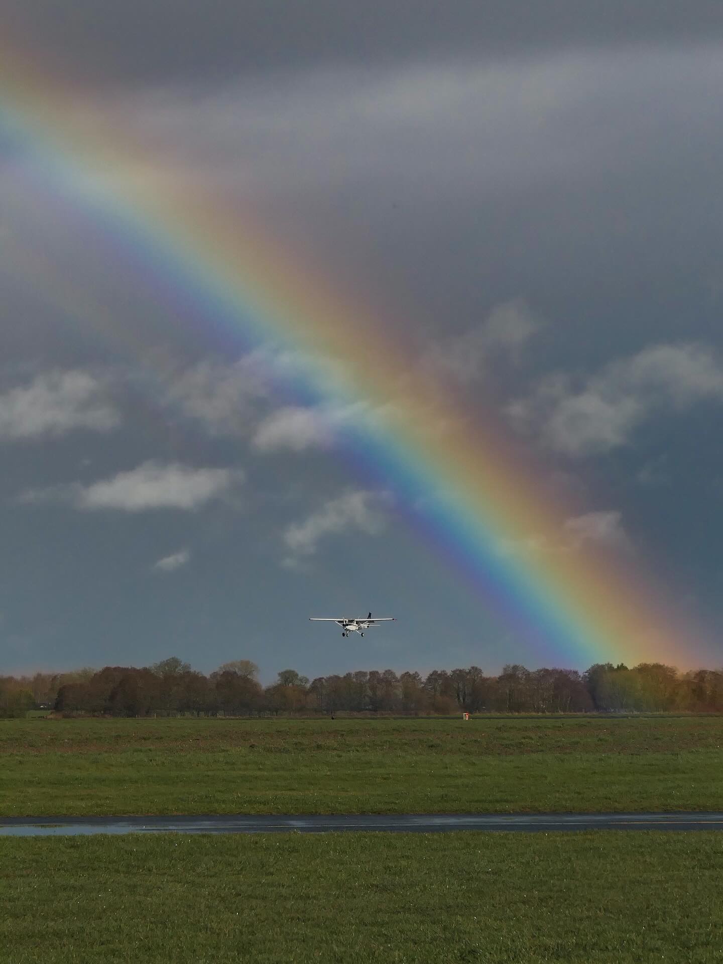 All the colours of the spectrum 🎨 lighting up RWY 23’s approach for a SAC Cessna 152. The perfect frame, for a perfect landing. #flyatsleap #rainbow #aviation
