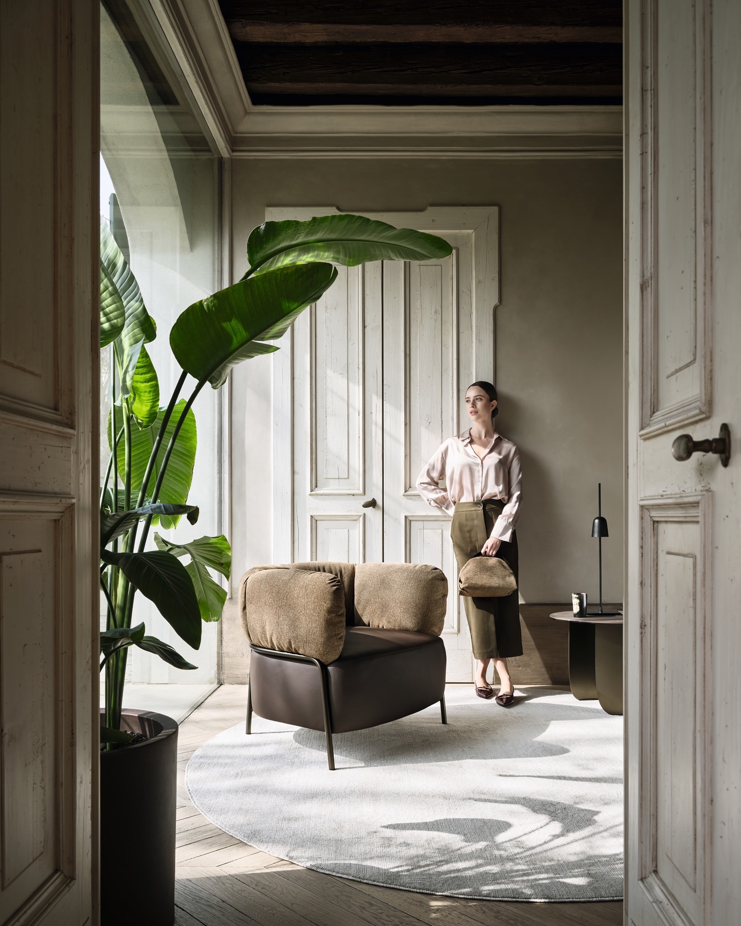 Designed by: Archirivolto
הקואדרוטטה היא מפגש אלגנטי בין ניגודים. מסגרת מתכת מינימליסטית ואוורירית הנושאת גב עוטף ורך.
השילוב המדויק בין הטקסטיל האיכותי למבנה הארכיטקטוני מעניק חווית ישיבה של נוחות עמוקה, בוגרת ומזמינה.
כתבו לנו אם אתם מעוניינים בפרטים נוספים או עקבו אחרינו לקבלת השראה.
הקולקציה המלאה ורשימת הסניפים מחכים לכם בקישור שבפרופיל שלנו: (Link in Bio) @calligaris_israel
www.turgeman.co.il
#קליגריס
#דן_דיזיין_סנטר
#עיצוב_פנים
#ריהוט_איטלקי
#Calligaris