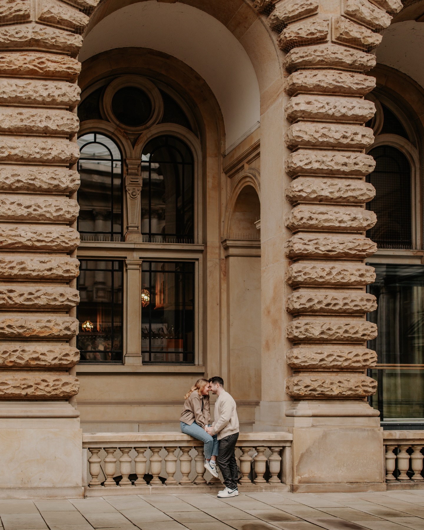 Manchmal wirken wir ganz klein.
Verloren zwischen Himmel und Erde, umgeben von Weite, Wind und Licht.
Und genau darin liegt die Magie von „Tiny People“ Bildern.
Sie zeigen nicht nur Menschen in einer Landschaft, sie erzählen von Freiheit, Verbindung und diesem stillen Staunen, wenn man spürt, wie groß die Welt ist.
Zwischen weiten Häuserschluchten, Bergen oder Sand wird der Moment ganz groß.
Diese Bilder sind mehr als Ästhetik.
Sie erinnern uns daran, wie es sich anfühlt, innezuhalten. Zu atmen. Einfach da zu sein. 🤍