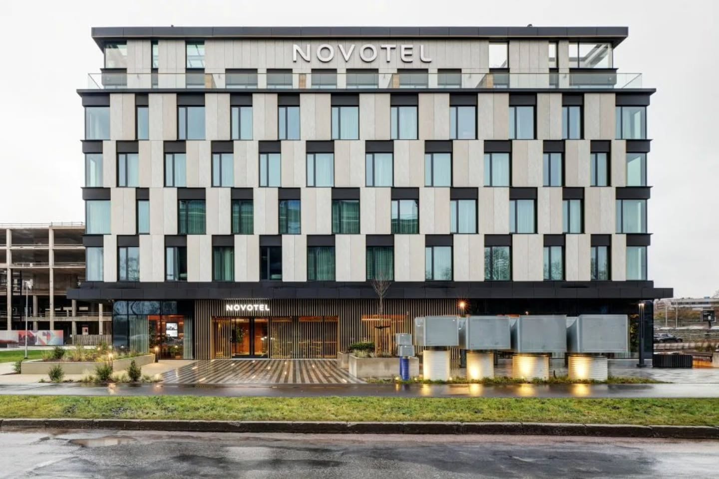 Novotel Tallinn: More than just a hotel – it’s a lifestyle. ✨ Estmak Capital has brought a modern European hospitality model to the heart of Tallinn. This contemporary apartment hotel is designed for today’s urban lifestyle, where comfort, flexibility, and prime location are just as essential as great design. From fully equipped apartments and cozy lounge areas to a state-of-the-art fitness center, every corner (featuring 132 rooms, suites, and apartments) is crafted for the ultimate stay. We are proud to have illuminated this vision! Hektor Light supplied premium lighting from brands like @leds_c4 , @nexialighting and many others, including bespoke custom-made fixtures tailored specifically for this project. 💡 ▪️Architecture: @arhitekt11 , Julia Stassenko ▪️Builder: @nobeehitus ▪️Photos: @olevmihkelmaa Thank you for trusting us with this inspiring project! #NovotelTallinn #HektorLight #valgusealgus #Porfolio #InteriorDesign