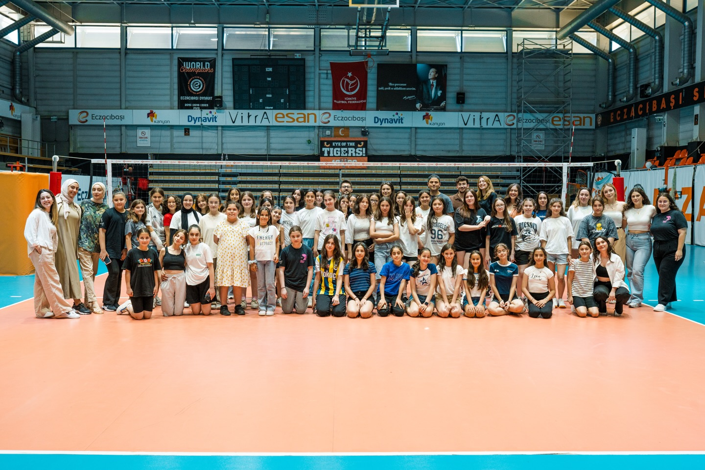 Psikologlar neden depresyon gibi durumlarda "egzersiz" yapmayı önerir?
Geçenlerde galerimde dolaşıp eski günleri yâd ederken üniversite yıllarında 2 yıla aşkın süre Nike ve @sosyalben vakfı işbirliğinde sürdürülen ve benim de severek yer aldığım Ebrar Karakurt Akademi projesinde bu kareleri gördüm. Sonrasında bunu bir blog yazısıyla sizlerle de buluşturmak istedim.
Sahi, biz neden egzersiz yapmayı bu denli önemsiyoruz?
Egzersiz yapmak depresyondaki anhedoni (isteksizlik) durumunda davranışsal aktivasyonu destekler ve vücutta dopamin ve seretonin salınımını arttırarak döngünün kırılmasına yardımcı olur. Kortizolü düzenler, stresi azaltır. Vücudun alarmda olduğu anlarda sinir sistemini regüle eder. Beden farkındalığı konusunda bireye yardımcı olur. Sadece depresyon değil ADHD, travma sonrası süreçler, anksiyete, tükenmişlik gibi birçok olguda yine destekleyici nitelik taşır. Yapılan araştırmalar uyku kalitesindeki artış için de egzersiz yapmanın büyük önem arz ettiğini vurgular.
Bu bağlamda sporun içinden gelen bir ruh sağlığı çalışanı olarak ben de seanslarda danışanlarıma; seminerlerde ve atölyelerde katılımcılara egzersiz yapmanın önemini sık sık vurgularım.
Egzersiz yapmak birçok kişinin to do list'inde başı çeken ama her zaman ertelenme döngüsüne mahkum kalan bir başlık. Pekii, bugün bu döngüyü kırıp harekete geçmeye ne dersiniz? Yorumlarda buluşalım 👇🏻