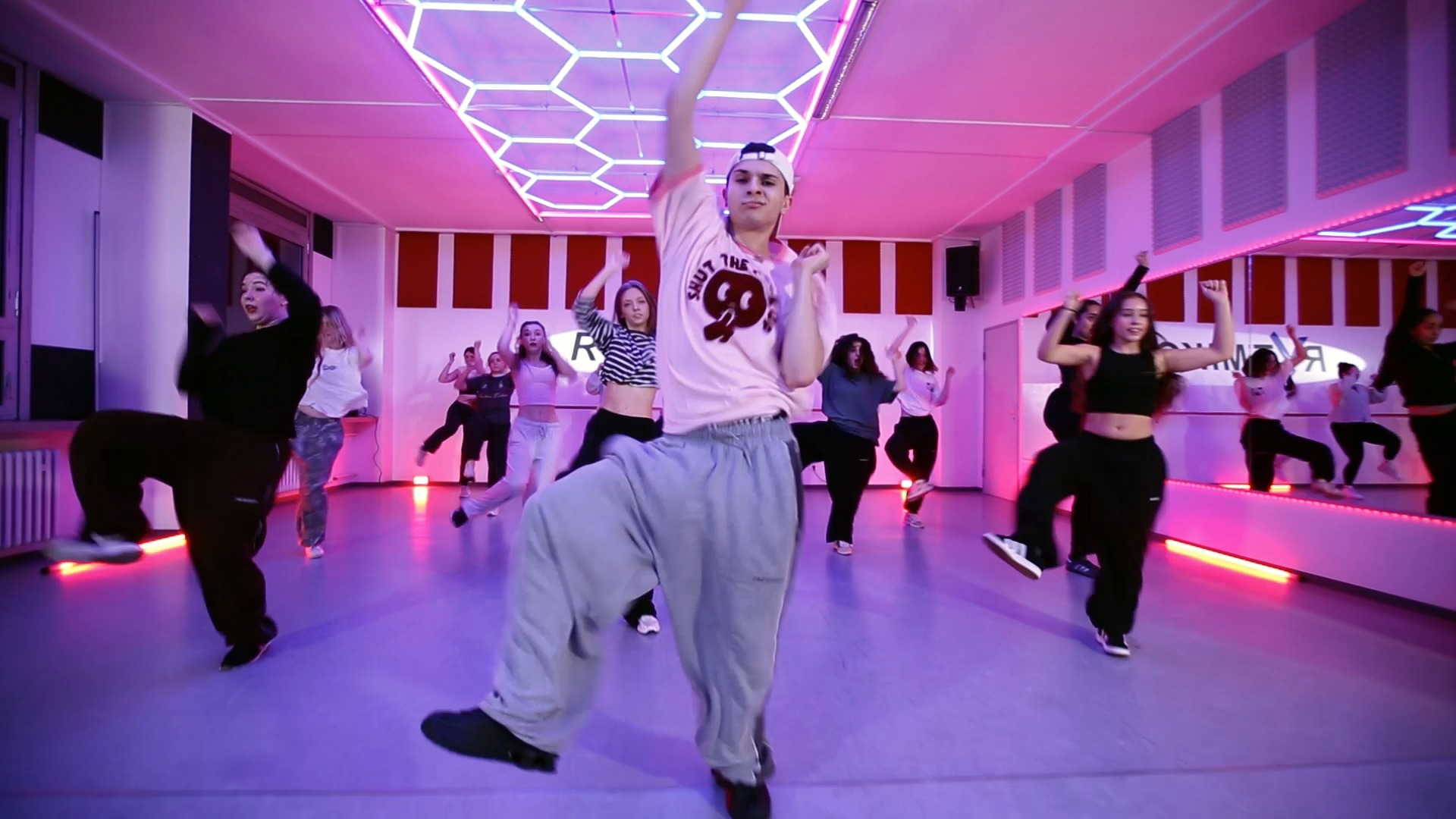 Das war unsere Xperience Class mit @domenikrustemi vergangen Freitag.
.
Danke für tolle Class und diesen Input, wir haben es wirklich genossen... ❤️.
Die nächste Xperience Class ist am 27.02. mit Keny Schneider. Ihr könnt euch wie immer über unsere Homepage anmelden.
Wir wünschen euch schöne Ferien!