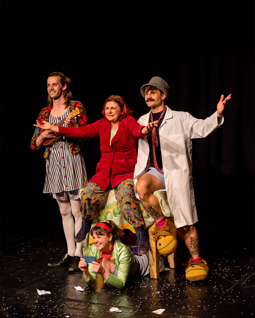 Registro da circulação do espetáculo "É tudo fruto da imaginação" da queridíssima Trupe de Maricas. Participamos em dois dias, um acompanhando a Trupe em duas escolas de Caxias do Sul e, neste dia, registrando em vídeo e fotos a apresentação no espaço da Tem Gente Teatrando.⠀
⠀
Fora dos Trilhos - Laboratório de Ideias⠀
⠀
#foradostrilhoslab #passageiros #design #branding #publicidade #propaganda #digital #identidadevisual #marketingdigital #digitalmarketing #marketing #publicidadeonline #redessociais #midiasdigitais #socialmidia