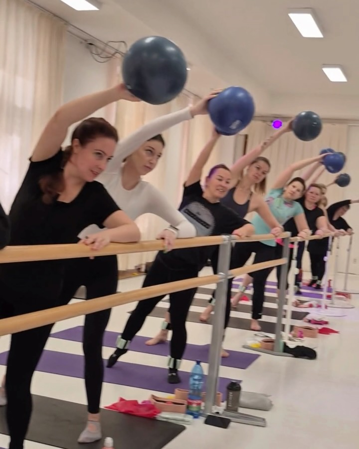 Náš třetí a troufnu si říct už tradiční Barre & Body Brunch je tady!
Můžete se těšit na famózní dopoledne plné pohybu, péče o sebe i inspirace. Čeká vás lekce Barre, oblíbený Face workout, což je kombinace face jógy a masáže s olejíčky pro přirozený glow, uvolnění napětí a svěží vzhled a také inspirativní seminář s výživovou koučkou
Samozřejmě nebude chybět ani výborné, vyvážené jídlo sestavené právě výživovou koučkou, takže výčitky mít rozhodně nebudete!
Těším se na vás v neděli 22. 3. od 9:30–12:00 h.
Více informací najdete na webu a rezervace je možná přes Reservio.🤗🤗