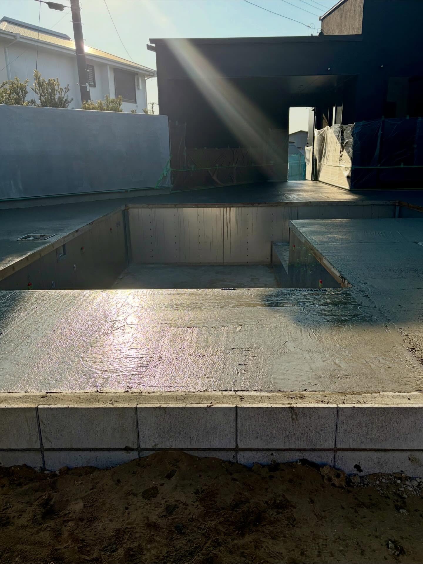 【施工進行中|タイル下地ベース打設完了】
今回はプールサイドのタイル施工に向けた
ベースコ