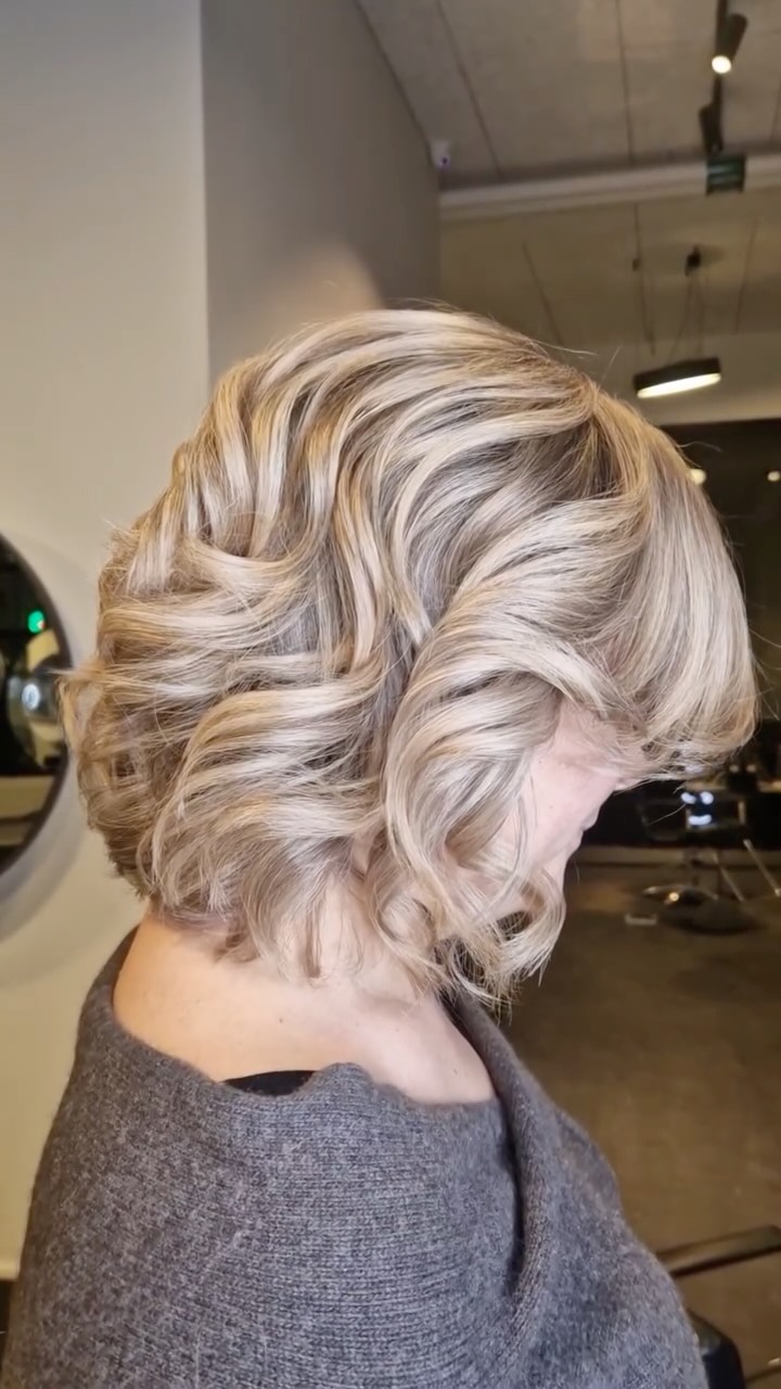 Från februarifrizz till #scandiblonde 🌟
#beforeandafter
#wellanordic
#frisörstockholm
#highlights