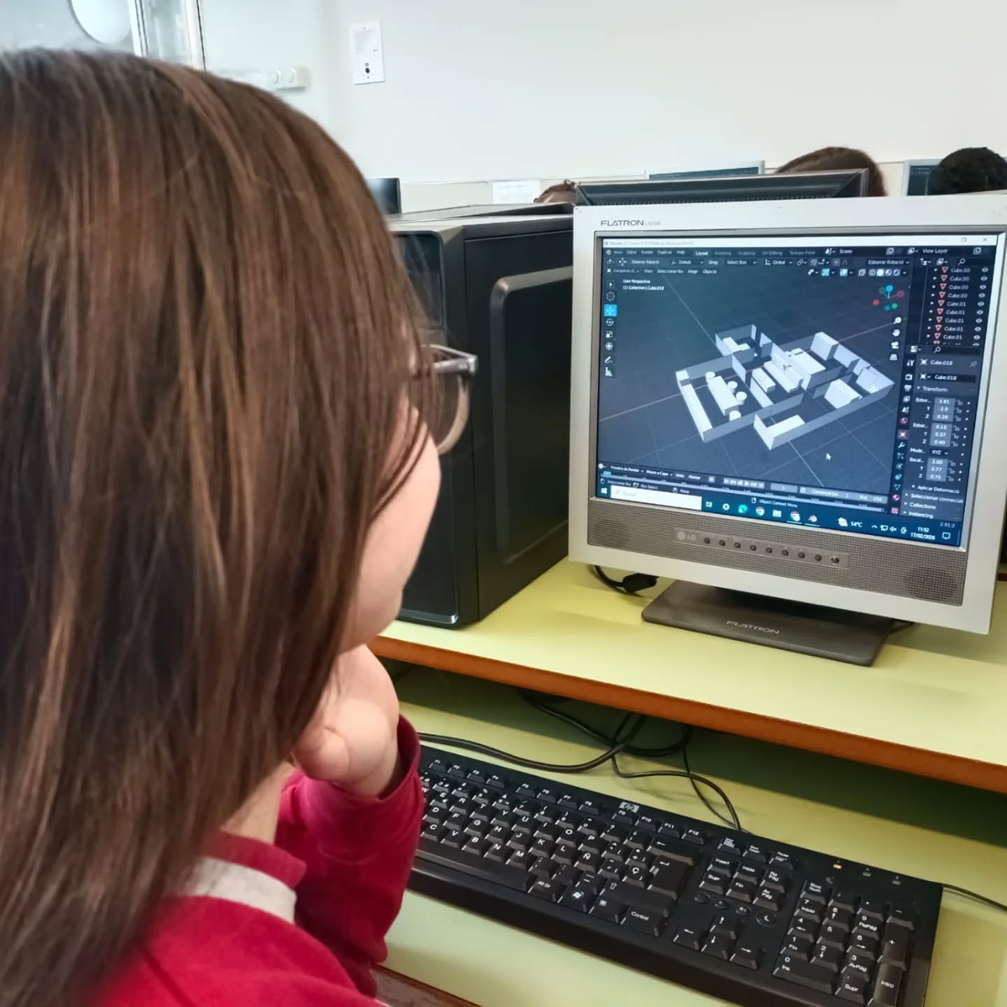 L'alumnat de 4t d'#ESO de l'optativa de Disseny Digital ha estat ben ocupat recentment creant la seva casa ideal amb el programa Blender 🖥️
Els nois i noies han aixecat parets, han distribuït espais i han creat totes les peces de mobiliari per a cada estança. Tot ha estat fet per ells i elles! Bona feina!! 🛠️📐🪑