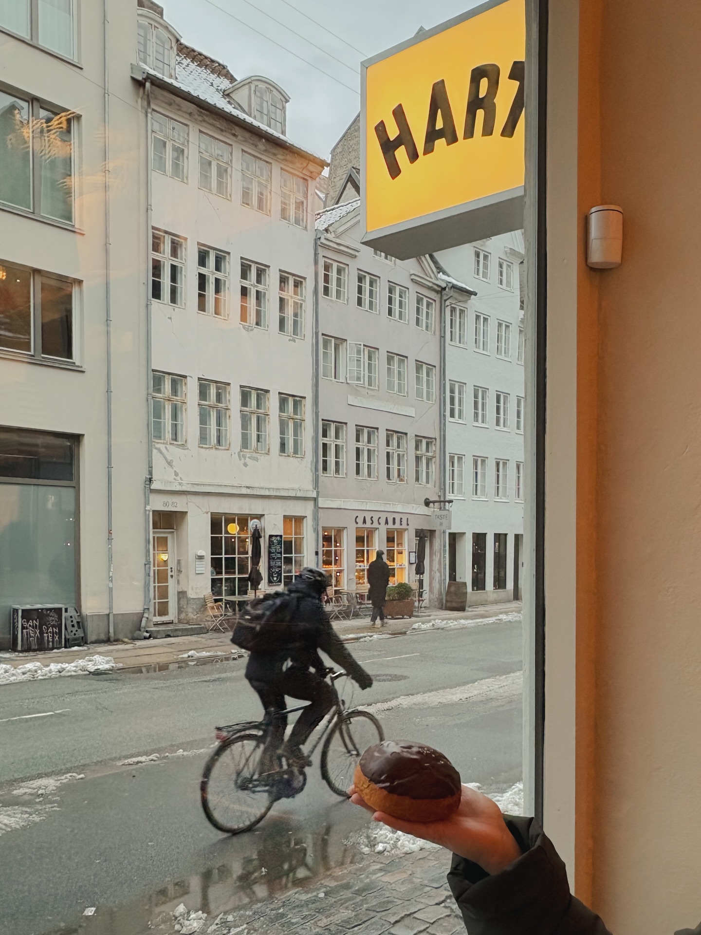 Vi har i dag været ude og prøve nogle få af byens bedste fastelavnsboller. 🎭
Vi nåede forbi
@hartbageri
@cabincph
@andersenmaillard
@spcoffeecph bagt af @koebenhavns_bageri
@coffeecollectif bagt af @coffeecollectivebakery
Hvad er jeres favorit fastelavnsbolle i år? 🤩