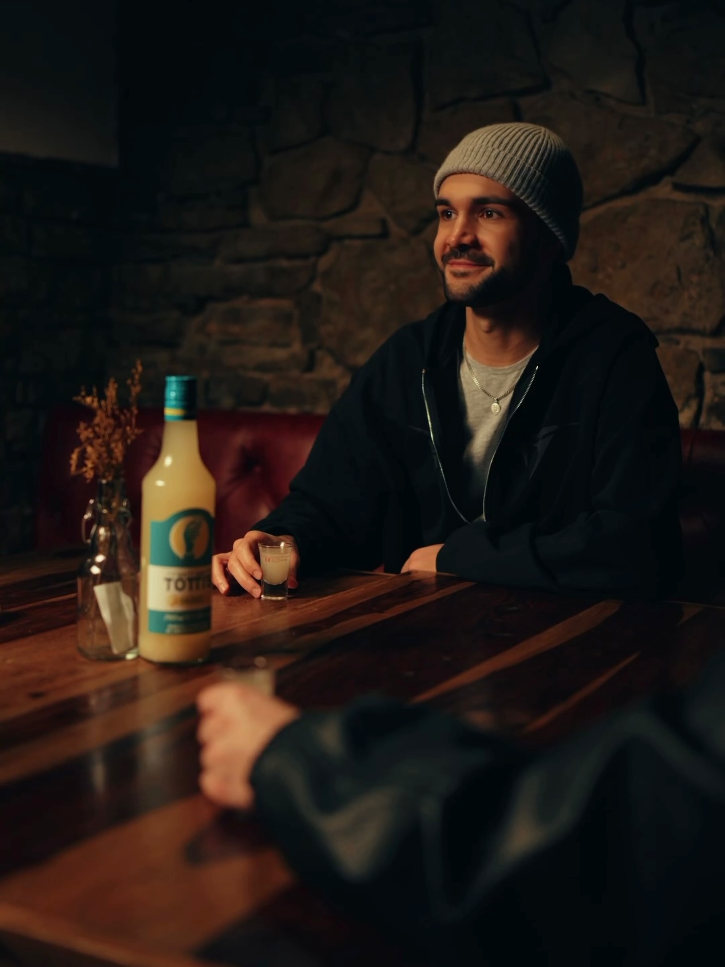 Zwischen Gespräch und Stille liegt ein Schluck Totti’s. 🍋🤍
#tottis #göttingen #DrinkResponsibly #vegan #madeingermany
Dieser Inhalt richtet sich ausschließlich an Personen über 18 Jahren.
Bitte Alkohol verantwortungsvoll konsumieren und nicht an Minderjährige weitergeben.