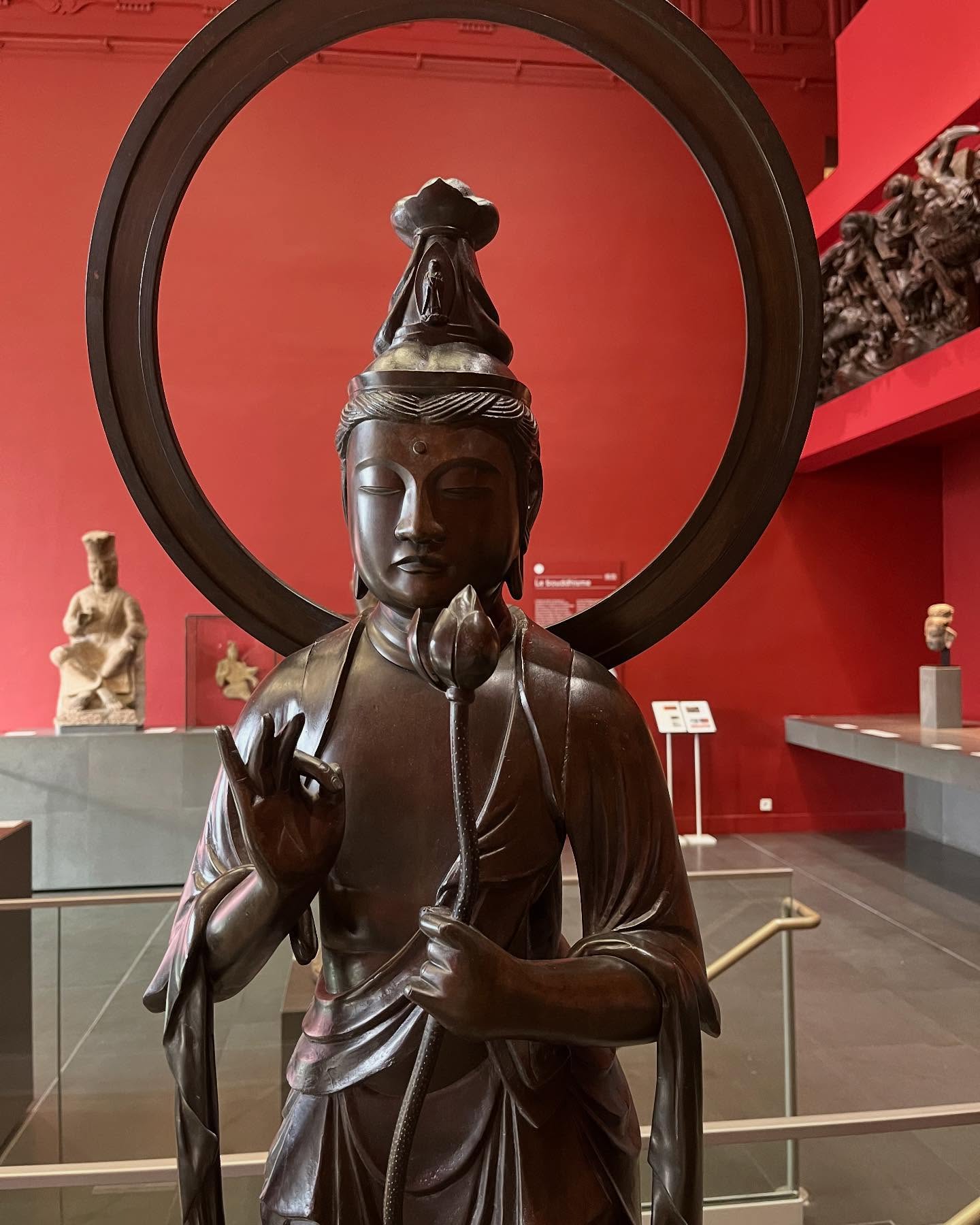 voilà une statue qui se trouve au musée Cernuschi à Paris XVIIe ancien hôtel d'un riche banquier, il avait acquis de nombreuses statuts et trésors de l'Asie.
J'ai emmené ma petite fille de 1 an .
Vous pouvez même y voir un Buddha de + de 6 m de haut…
L'exposition permanente est gratuite !
D'ici une représentation d'un #bodhisattva , cela veut dire l'bouddhiste ayant atteint tous les degrés de la perfection avec l'état de suka , état de béatitude éternel que Sidhartha a atteint sous l'arbre bodhi piuf devenir le Bouddha ! #museecernuschi #boudha