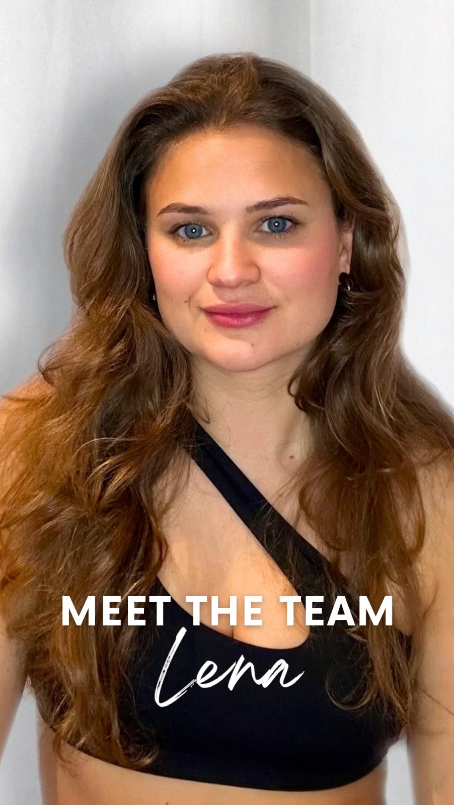 🎥 Lerne Lena kennen – deine SPIN-UP Trainerin ✨ @lenaj.ill
Wir freuen uns riesig, euch Lena vorzustellen. Lena tanzt seit 12 Jahren begeistert an der Pole und liebt die Vielseitigkeit daran. Sie motiviert ihre Schüler:innen, Sport und Ästhetik so frei wie möglich zu vereinen.
Am schönsten findet Lena, wenn sie die Entwicklung ihrer Schüler:innen miterleben darf und Erfolge mit ihnen feiern kann.
Treffe Lena immer Freitags in unserem Studio 😍
Schön, dass du bei uns bist @lenaj.ill
#spinuplife #poledanceschweiz #poledance #polefitness #poledancestudio polecommunity bern köniz intermediatepole spinningpole poledancelife