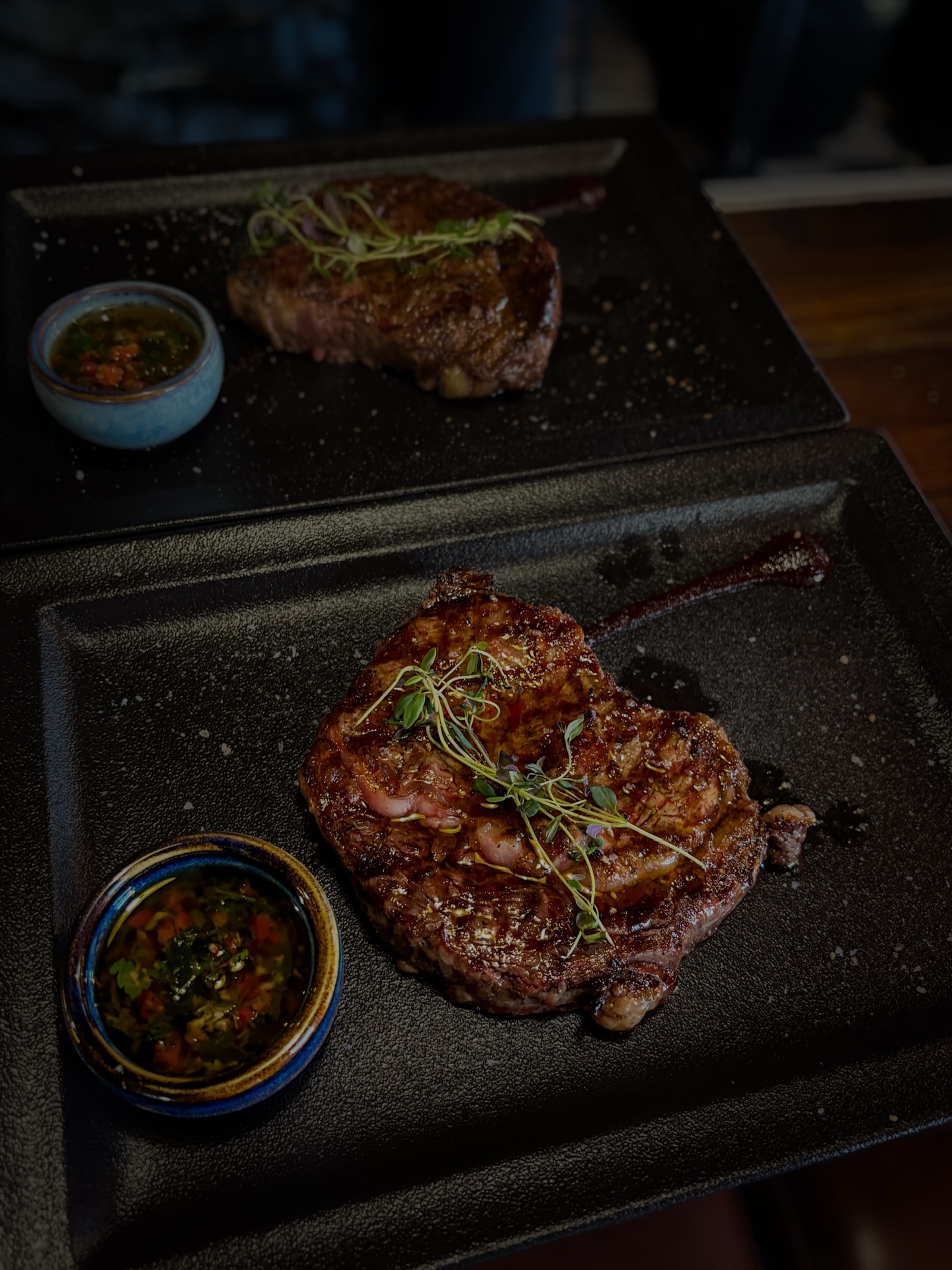 At Siga La Vaca, our ribeye is Argentinian grain fed and that choice is intentional.
Grain feeding creates more consistent marbling throughout the meat. That marbling melts during grilling, giving the ribeye a softer texture and a richer flavor over open fire. Grass fed beef has a firmer bite and a leaner profile. 🔥🥩