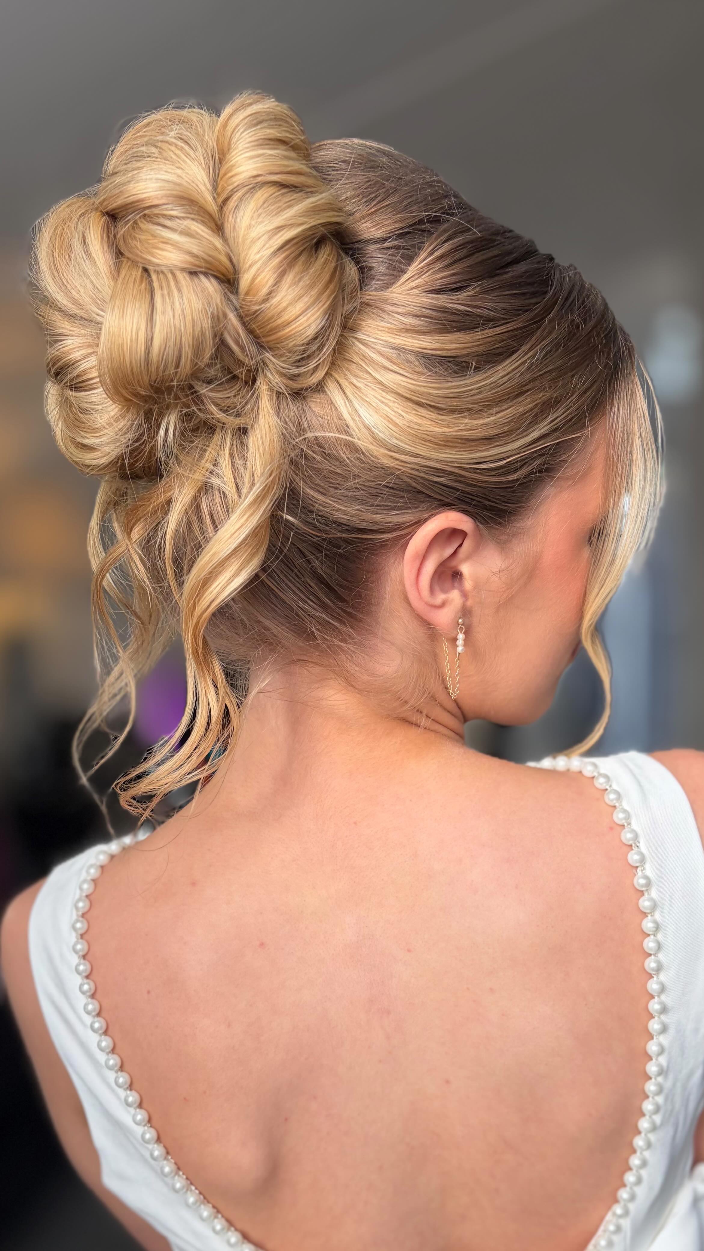 There’s something about a high updo that changes everything.
The posture.
The silhouette.
The quiet confidence.
Caught in that golden hour bridal glow - soft light, sculpted shape, effortless elegance.
Still romantic.
Still feminine.
But with a little more presence ✨
Save for your updo inspiration.
Glowing bridal makeup by @creative.dm on the beautiful @justalexroberts. Hair by me @charlotteheather_bridalhair
#highupdo #bridalhair #2027brides #lincolnshireweddings #stamfordbride