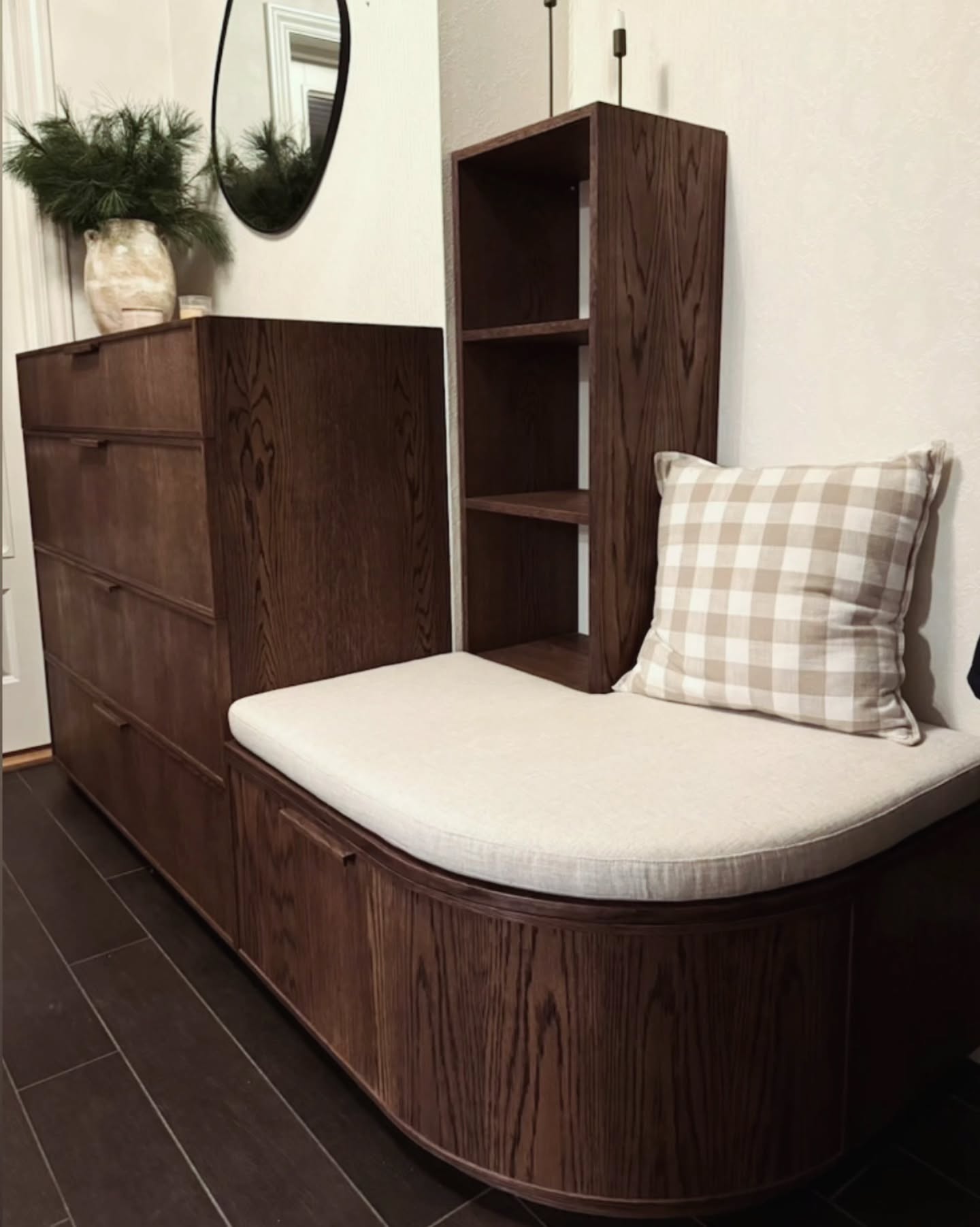 Kommode med buet sittebenk, laget av eik og behandlet med hardvoksolje🤩🔥
.
.
.
#møbler #furniture #oak #woodwork #innredning