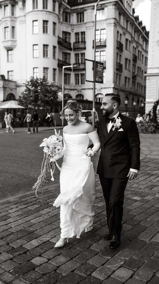 Tänk om varje arbetsdag fick se ut som när jag fotade underbara E och D's bröllop i ett soligt Stockholm. Magi i varje detalj! 😍
Planerar ni bröllop 2027? Hör av er för prisguide och ett första möte! 🙌✨️
Venue: @lydmarhotel @restaurang_nationalmuseum
Flowers: @flwrs_se
MUAH: @myemilsson
#bröllopsfotograf #bröllop2027 #bröllop2026 #dreamwedding #europeweddingphotographer