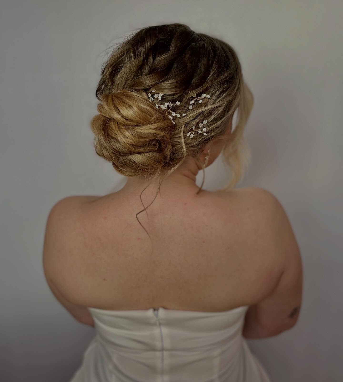 𝘊𝘶𝘳𝘭𝘺 𝘉𝘰𝘩𝘰 𝘉𝘶𝘯 | ein Low Bun mit sehr strukturierten, lockigen Texturen im Boho-Messy Vibe 🤍
: Model @_larissaxbeauty_ ✨
#BridalMakeup #NaturalGlam #Brautstrahlen
#SchimmerndeAugen #FreshBride Braut2024
MakeUpArtist GlowyBride NatürlichSchön
WeddingMakeup Schulungserfolg Hochzeitsbeauty
Brautlook HollywoodMakeup GlamLook
BridalStylist
Brautstyling BridalHair MakeupArtist
WeddingMakeup AestheticHair HairAndMakeup
GlamStylist Brautfrisur WeddingStylist
Hochzeitsfrisur GlowyMakeup ModernBride
MakeupGoals FlawlessLook