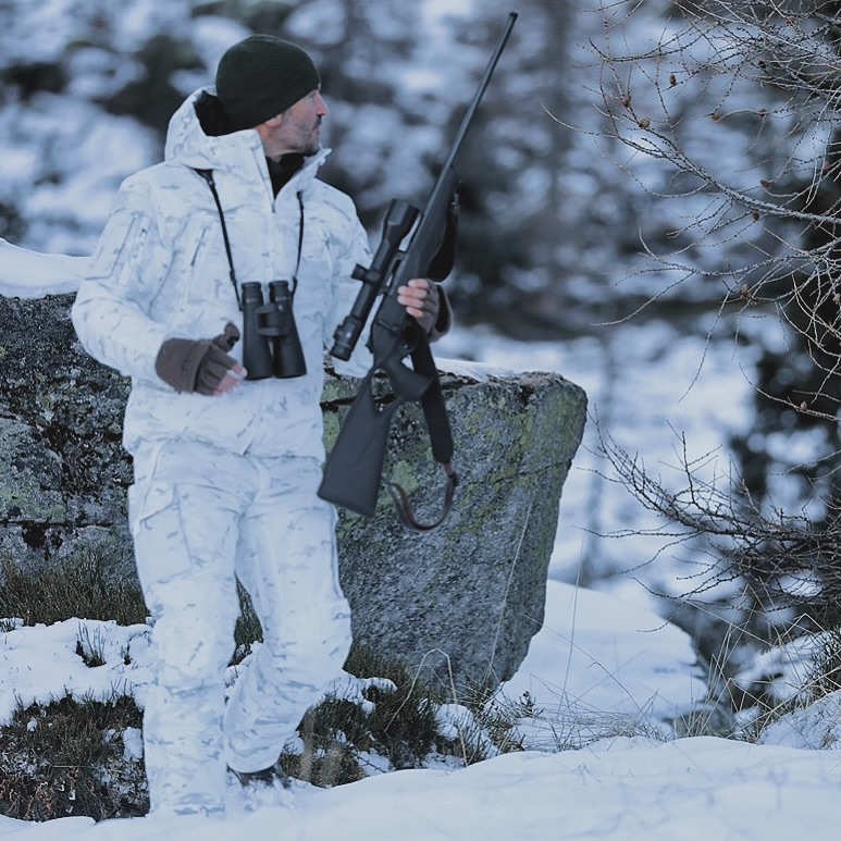 🦊❄️ Faszination Winterfuchs
Der Winter nimmt nichts: Knirschender Schnee, kalte Luft. Den Fuchs am Tag in den Bergen zu bejagen, ist kein Zufallsspiel. Es ist Lesen von Spuren, Geduld – und Respekt vor einem wachen, lernfähigen Wild.
Gute Tarnung ist Pflicht.
Geschick in der Lockjagd entscheidet.
Und trotzdem bleibt immer ein Faktor, den man nicht planen kann: Glück.
Vielleicht zeigt er sich. Vielleicht auch nicht.
Aber genau darin liegt der Reiz.
#schussundstille #winterjagd #fuchsjagd #raubwild #lockjagd