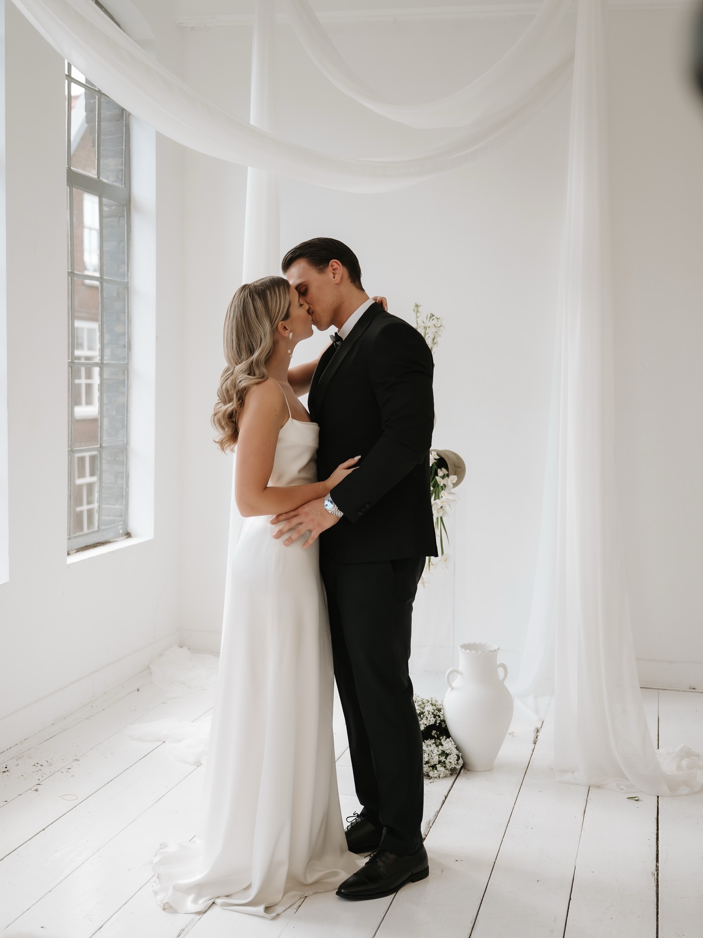 Flash shots × analog film vibes × crystal-clear images.
Together, they weave a story that turns moments into tangible memories 🎞️
An elegant love story, captured in Amsterdam.
#civelweddingamsterdam #amsterdamwedding #amsterdamweddingphotographer #dutchweddingphotographer #amstelweddingphotographer
/
Flitsopnames × analoge filmvibes × kristalheldere beelden.
Samen vertellen ze een verhaal waarin momenten tastbare herinneringen worden 🎞️
Een elegant liefdesverhaal, vastgelegd in Amsterdam.
Photographer @demis_design
Styling & Flowers @marshmallow_and_magnolia_
MUAH @sandrabierens_bridal
Dresses @idoido.amsterdam
Stationery @gaia_amsterdam
Jewellery @maisonsabben
Cake @andcakestories