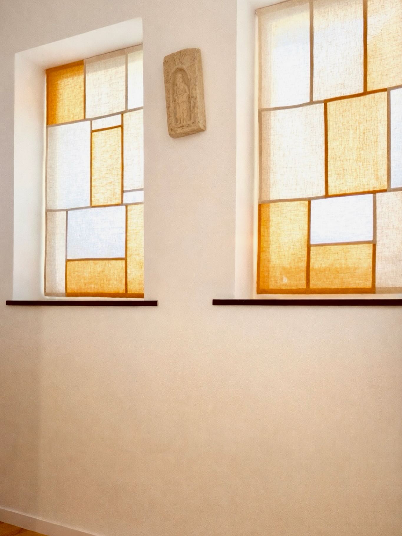 La lumière se pose ici, en douceur, sur le lin…
Ces vitraux de lin ont été imaginés et confectionnés sur mesure pour s’intégrer parfaitement à cet espace et respecter son équilibre.
Chaque vitrail est unique.
Imaginer les associations de couleurs et le graphisme.
Assembler patiemment chaque morceau de lin.
Trouver l’équilibre subtil entre transparence et présence.
Ce ne sont pas simplement des habillages de fenêtres.
Ce sont des pièces uniques, des fragments de lumière.
#vitrail #pojagi #decorationdinterieur