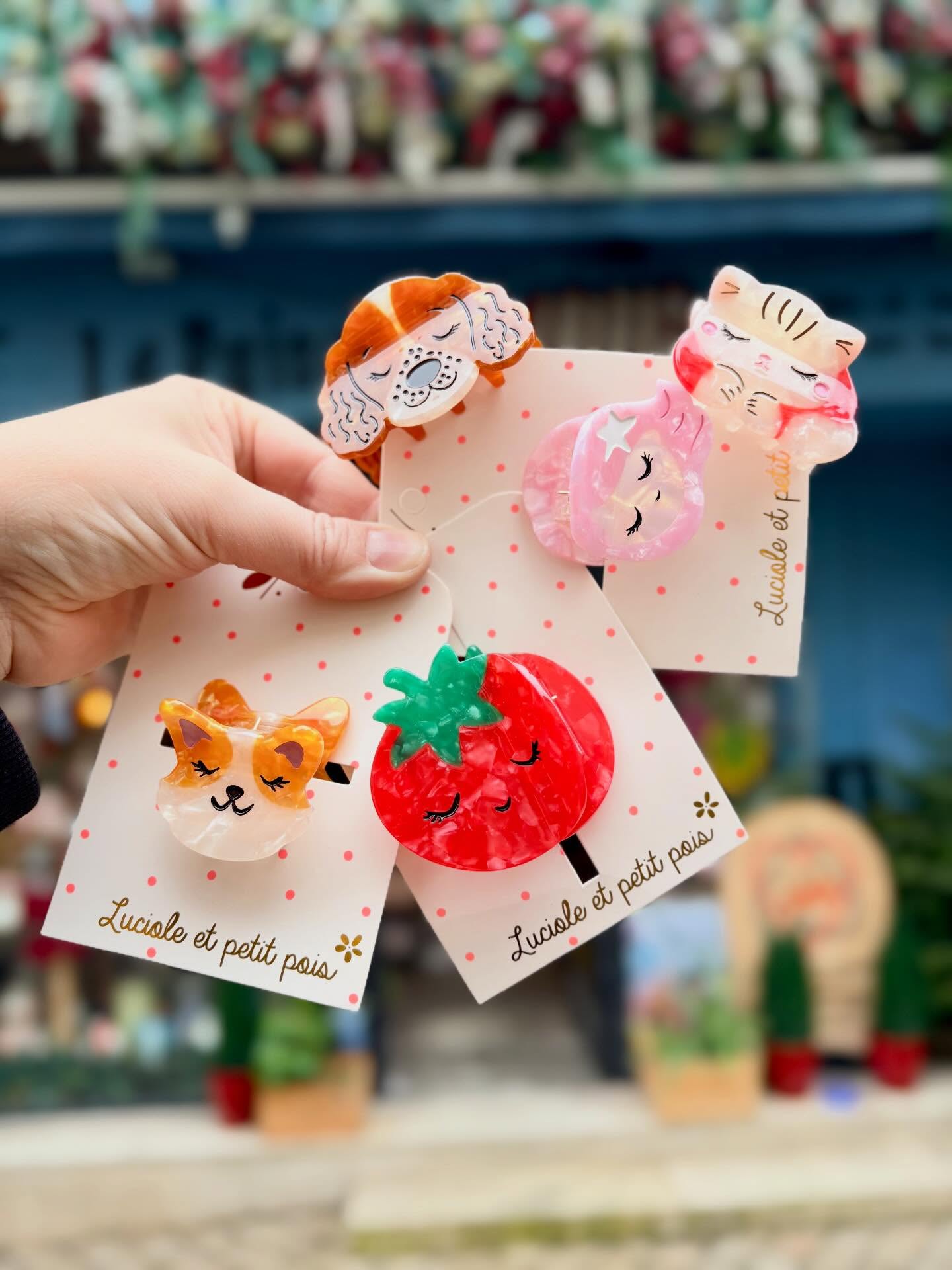 🎀 Alerte mignonnerie absolue ! 🎀
On a reçu des pinces à cheveux trop craquantes de la marque @lucioleetpetitpois 🐶🍓🐱🌙
Des petits corgis, des tomates rêveuses, des chatons adorables, des glaces acidulées…
Des accessoires pleins de douceur et de poésie pour faire briller les minus et les grands aussi.
✨ La boutique est ouverte aujourd’hui et demain de 11h à 19h ✨
Venez découvrir toutes les nouveautés et trouver la petite touche parfaite pour envoyer du love 💘
📍 Le Puits d’Amour
113 rue Fondaudège – Bordeaux
Quartier Jardin Public
🕒 Vendredi & samedi : 11h–19h
🕒 Jeudi : 15h–19h
Mathilde vous accueille avec sa bonne humeur légendaire 💝
Toujours plus de love 💕