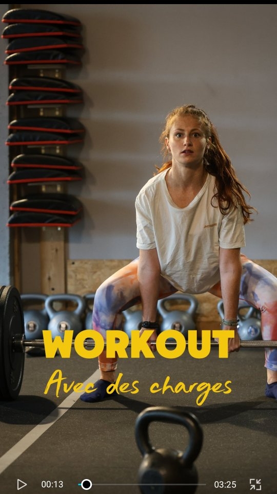 W E I G H T
Après 30 ans, tu perds du muscle. En silence. Chaque année.
Et avec lui, ton métabolisme ralentit.
Ta silhouette change.
Ton énergie baisse.
Mais ce n’est pas que musculaire.
Tes hormones aussi évoluent.
Moins d’œstrogènes = plus de stockage, moins de tonicité, récupération plus lente.
Tes os aussi prennent tarif.
Sans charge, ils se fragilisent.
Soulever des charges, ce n’est pas une lubie fitness so 2025.
C’est une nécessité pour tout le monde.
Ton corps reste fort.
Ta glycémie est régulée
L'équilibre hormonal est optimisé
Tu prépares ton autonomie à 50, 60, 70 ans.
Le but de soulever des charges, c'est pas pour l’été.
C'est pour traverser les années avec puissance et autonomie.
Bien vieillir, c’est un choix.
Et il commence maintenant.
#BienVieillir #ForceAuFéminin #Après30Ans #SantéDesFemmes #Longévité