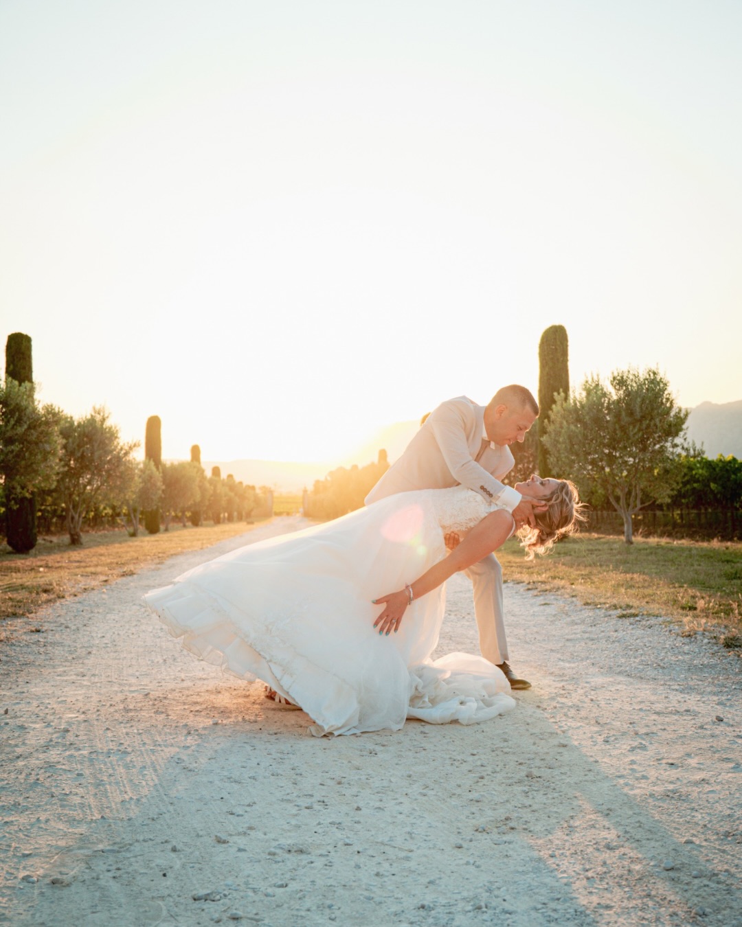 Quand le soleil s’incline et que l’amour devient l’essentiel ✨
📸 @santiagof_wedding by @cruz_prod13
#MasDesAureliens