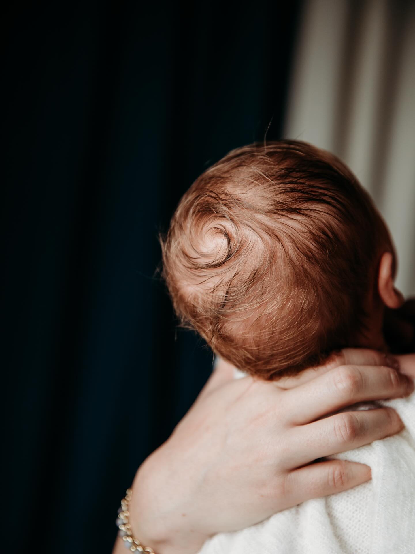 Cette petite spirale de cheveux, comme une signature.
Ce genre de détail minuscule qui fait fondre…😍
#NouveauNé #Naissance #Bébé #PhotographieNaissance #Instamaman MomentsPrécieux