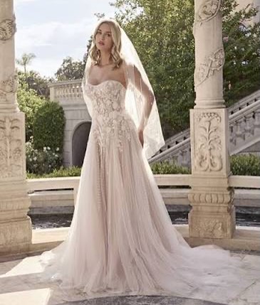 ❤️Happy Valentines Day!❤️
Fall in love with this stunning irresistibly sweet strapless A-line wedding dress featuring an array of blooming floral appliques with beading and embroidery that sparkle in the light.
@casablancabridal - Style 2496 ‘Petal’
#casablanca #bridal #sweetheart #weddingdress #yateley