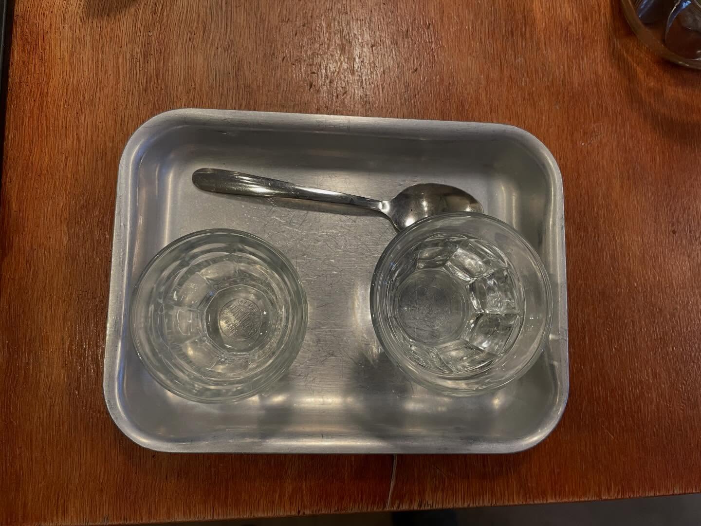 2026 m’emmène sur le terrain !
Depuis quelques semaines c’est en vadrouilles et en observations que je compte mon temps. À la rencontre de celles et ceux qui savent et qui possèdent un savoir-faire. Je prends le temps d’écouter, d’observer pour restituer au plus juste ce qui se passe au travers de verbatims, de tableaux d’analyse et surtout d’insights. Les sujets de mes etudes sont passionnants car guidés par l’univers inspirant de @studio_la_racine avec qui j’entame une collaboration. La Racine est un studio de stratégie de marque et de design qui accompagnent les entreprises françaises, qui produisent localement, dans leur transformation. Une ambition sincère, bien loin d’un simple positionnement.
Et plus que d’être super contente de faire partie de l’aventure, je suis ravie de travailler sur des sujets de société et de consommation du moment, loin de ce qui se dit et plus proche de ce qui se fait.
Une approche design qui place l’usage au cœur de la réflexion, pour le meilleur et le plaisir !
Travaux à suivre ;)