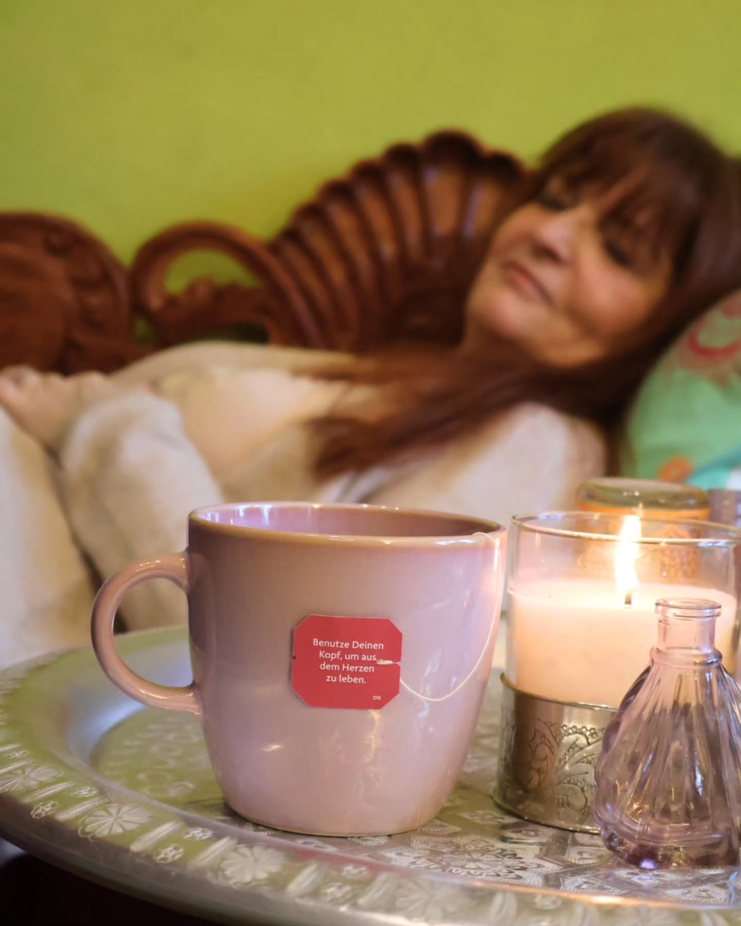 Ich mache Pause bei einer Tasse Tee. 🍵
Ich liege auf dem Sofa, lasse meine Gedanken kommen und gehen und erlaube mir, für einen Moment langsamer zu sein. 💗
Mein Kopf wird ruhiger und ich spüre, was mir gerade guttut. 🩷
Die Wechseljahre erinnern mich daran, besser auf mich zu hören und meinem Herzen zu vertrauen. 💖
Vielleicht ist jetzt auch für dich ein guter Moment für eine kleine Pause.💞
#wechseljahre #selbstfürsorge #achtsamkeit #inneresgefühl #teemoment