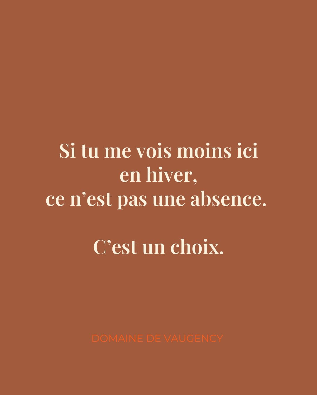 L’hiver, ici, on ne disparaît pas.
On travaille autrement.
Il y a les travaux, les ajustements,
les idées nouvelles qui prennent forme,
et la préparation de la saison à venir.
Il y a surtout le temps qu’on accorde aux mariés, aux hôtes de la saison.
Les premières visites, les échanges longs, l’organisation des mariages et des événements qui arriveront dans quelques mois.
Moins de contenus.
Plus de présence réelle.
Et puis l’hiver, le lieu vit aussi à travers
des événements plus intimistes, plus feutrés.
Je crois profondément que les plus beaux moments de l’été
se construisent dans le calme de l’hiver.
Merci à celles et ceux qui sont là, même hors saison.
La suite se prépare déjà …
.
.
.
.
.
#domainedevaugency #vaugencyfamily #slowwedding #mariage2026 #mariage2027
