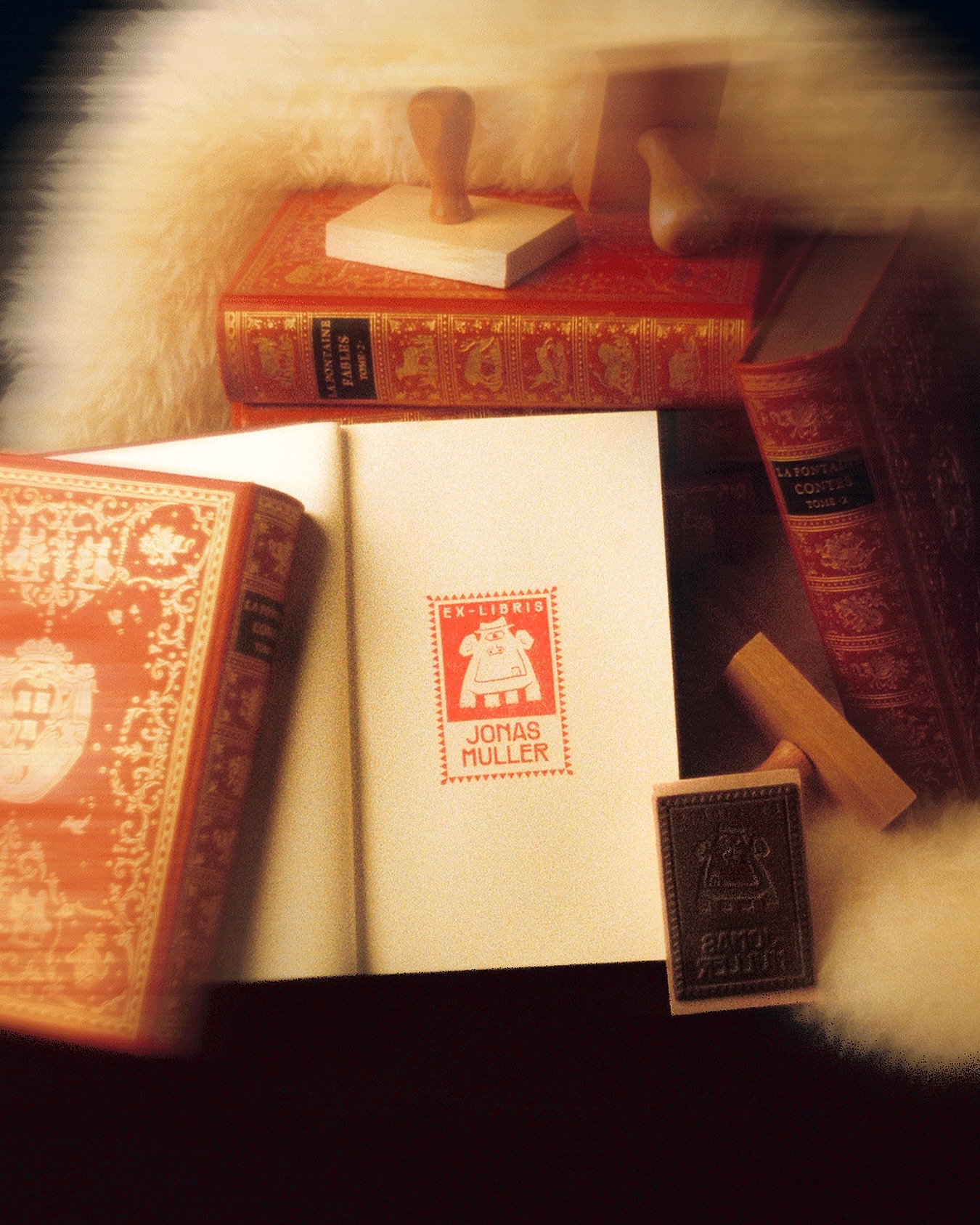 Quand on était petits,
et qu’on nous lisait des histoires,
Il y avait des contes.
Des ombres.
Des petits monstres qui nous faisaient peur…
et qu’on aimait quand même.
Ils ont nourri notre imaginaire.
Ils ont façonné nos rêves.
Ils ont laissé une trace.
Chez Rototo, tout est parti de là.
De cette âme d’enfant qu’on n’a jamais vraiment quittée.
De ces créatures étranges et attachantes
qui nous accompagnaient entre deux pages.
Alors on en a créé cinq.
Cinq petits monstres originaux.
Cinq personnalités, cinq énergies,
pour que chacun retrouve un peu du sien.
Ravivez le vôtre.
Venez découvrir nos petits monstres. 👹